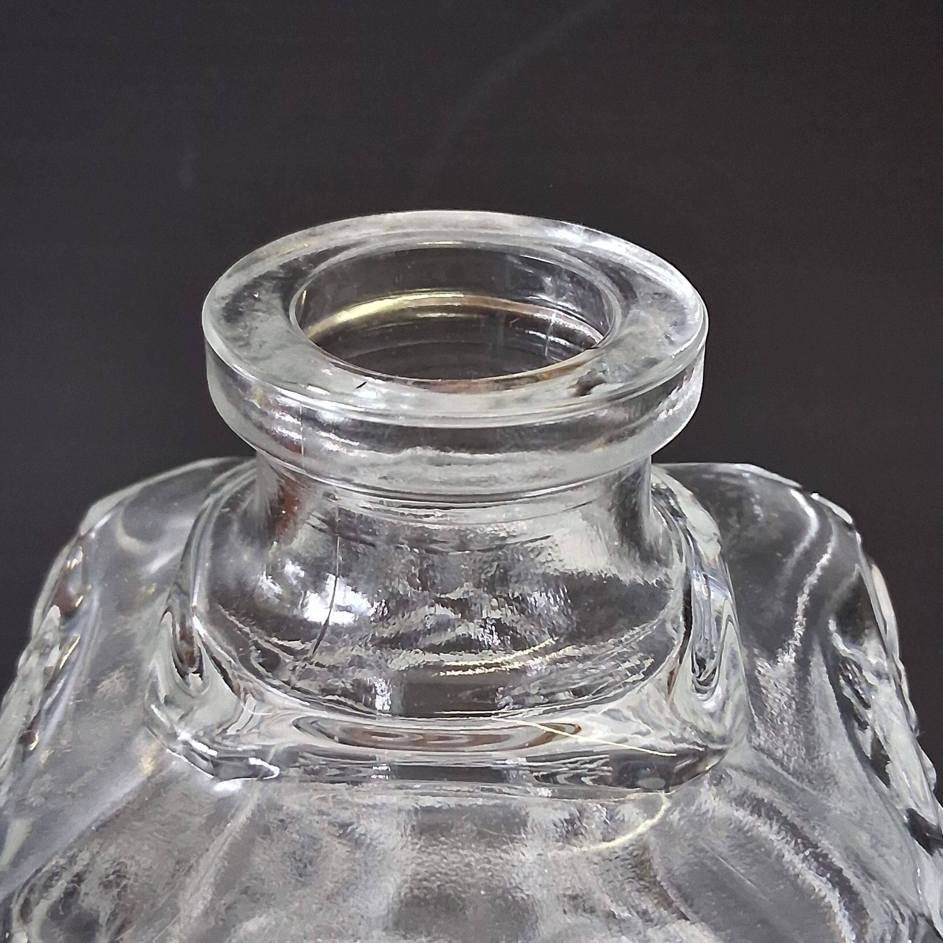 Very nice whisky/juice carafe in glass in very good condition.