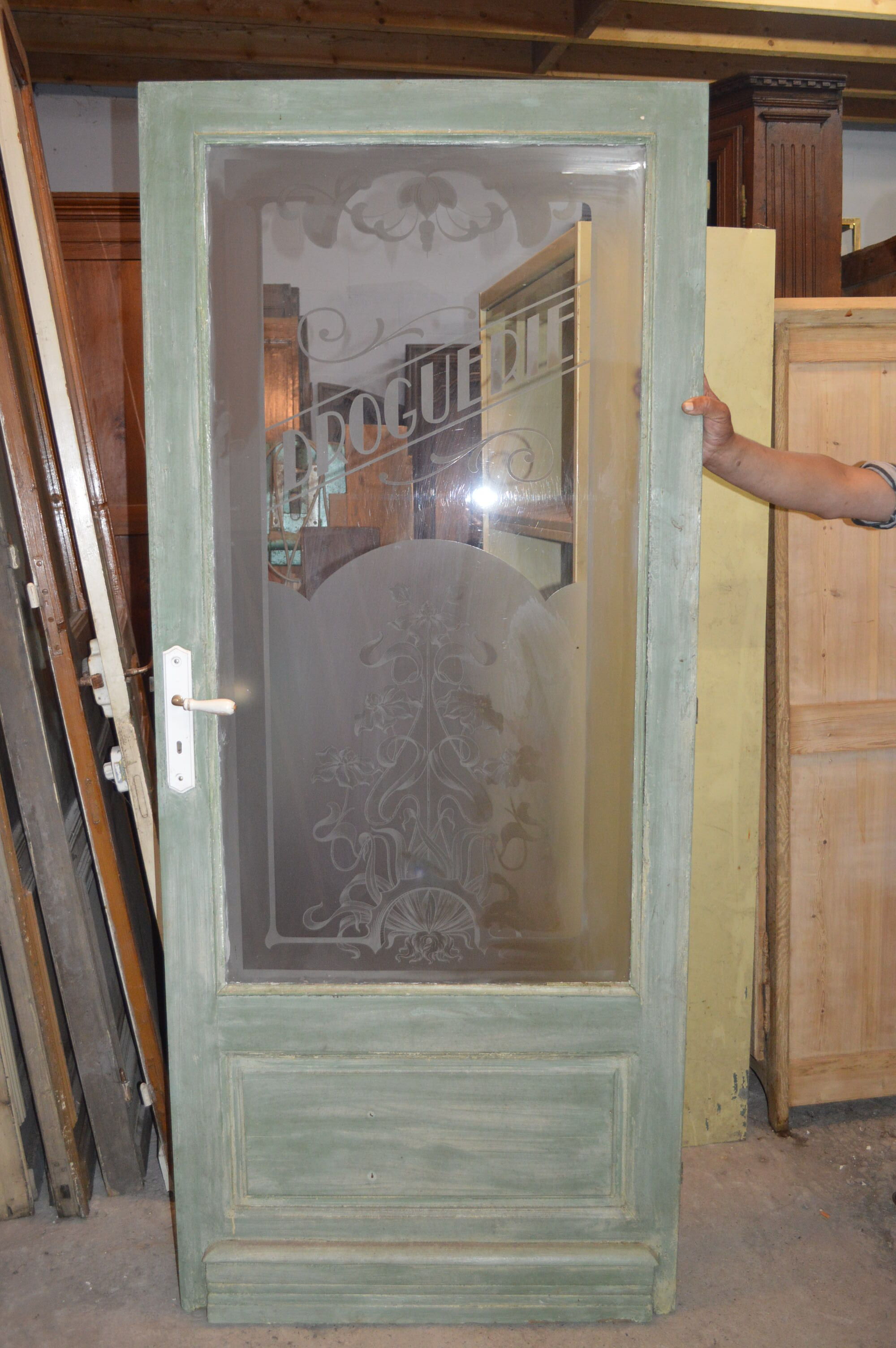Porte avec un verre gravé "droguerie"