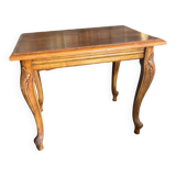 Table en bois, pieds sculptés