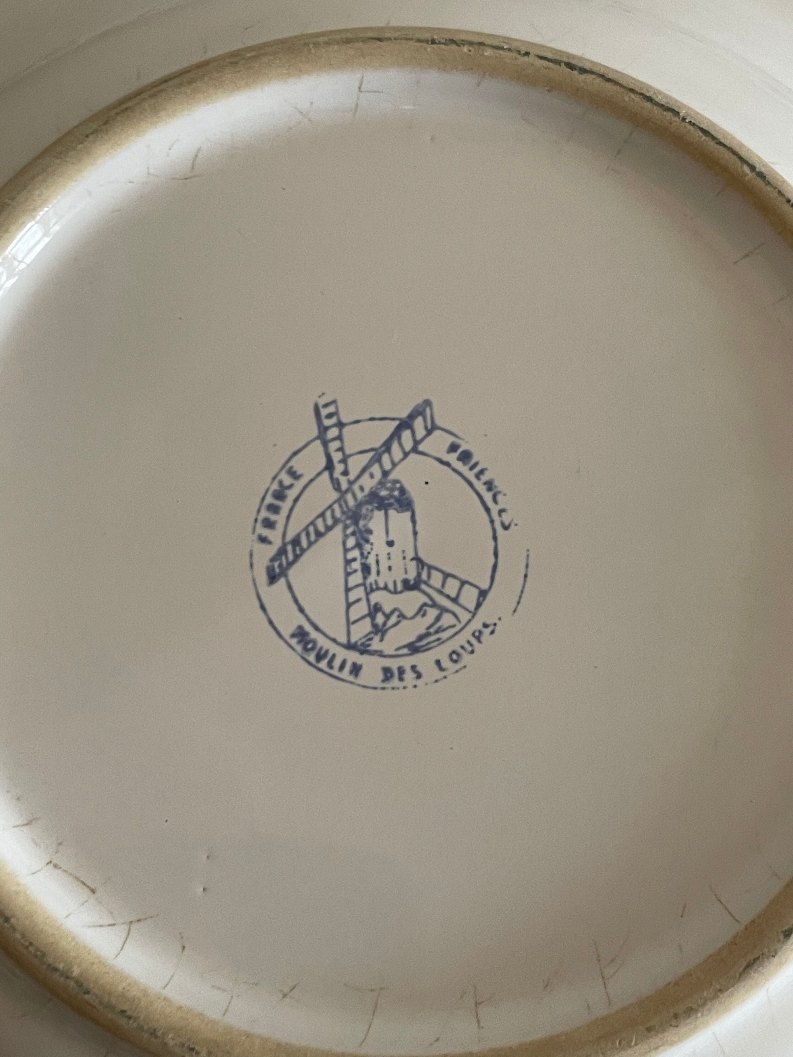 Plates mill of wolves