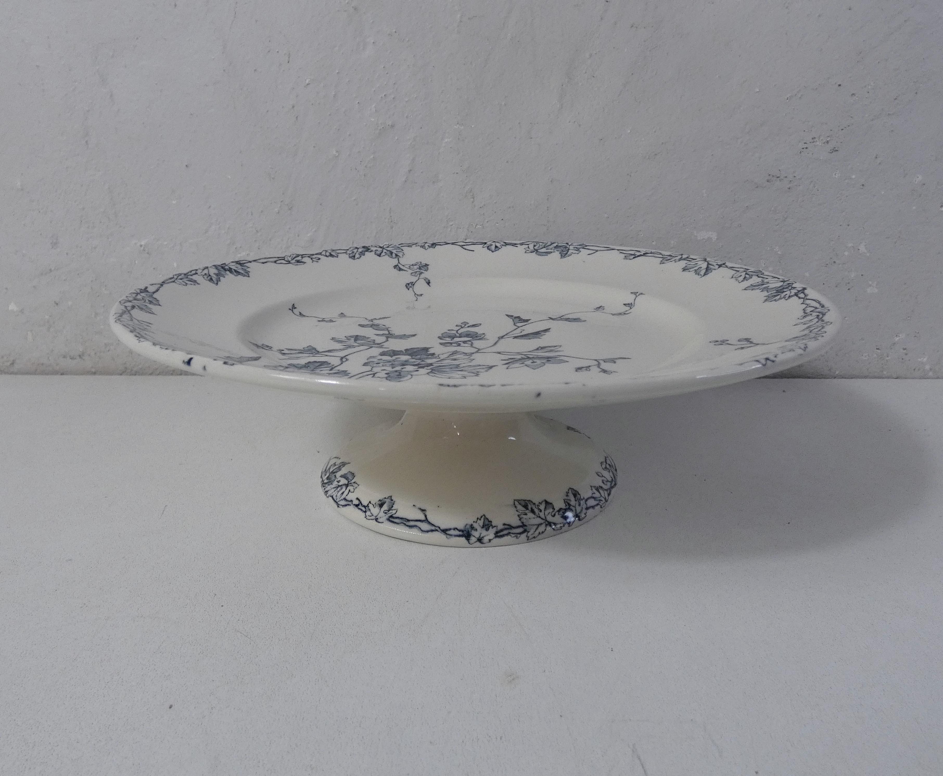 Iron earth old plate on foot compotier spring