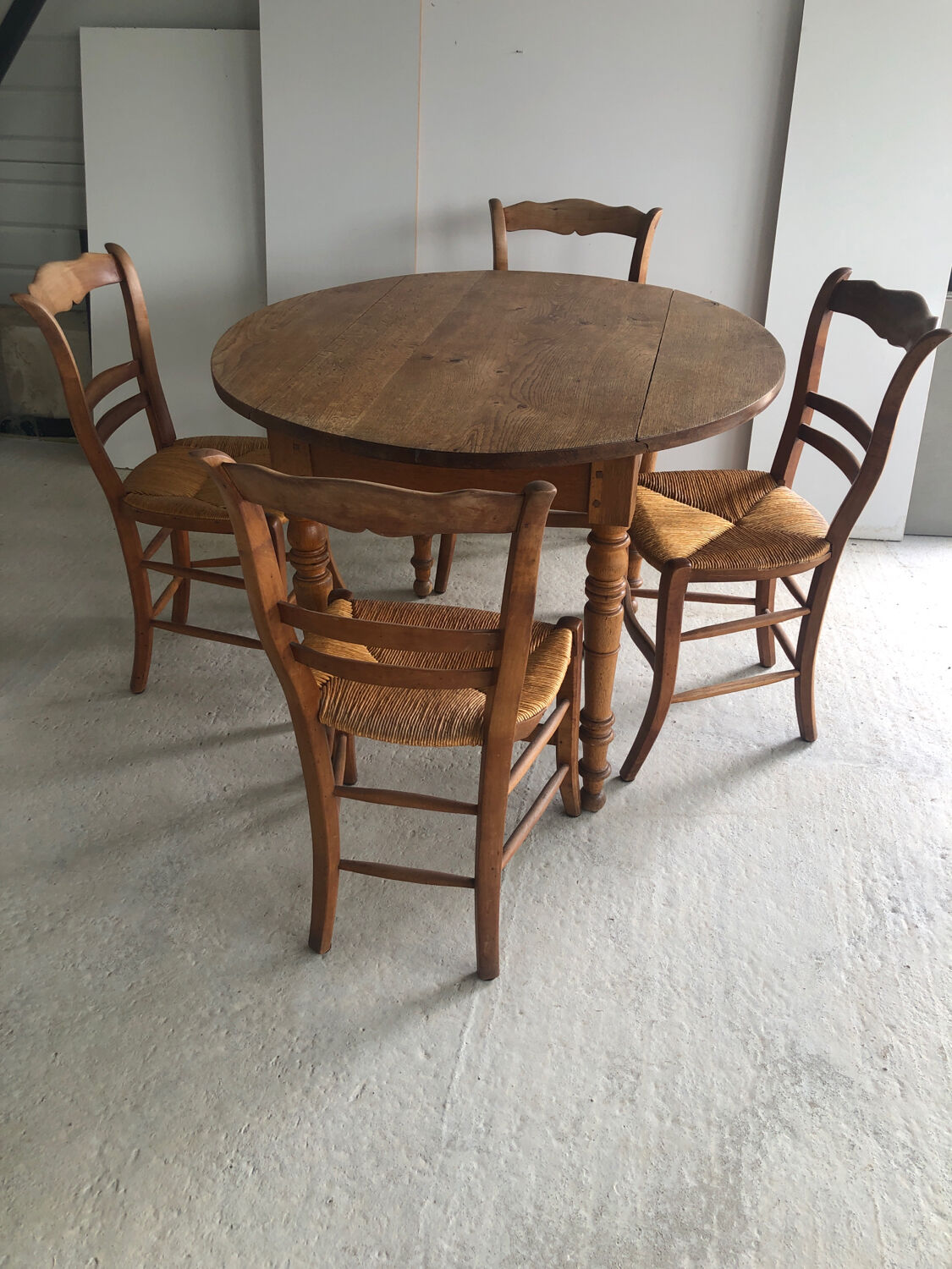 Round wooden table (4/6 people) with 4 straw chairs