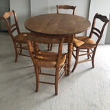Round wooden table (4/6 people) with 4 straw chairs
