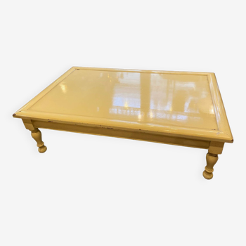Table basse salon en bois laque rectangulaire couleur jaune paille pieds tournes