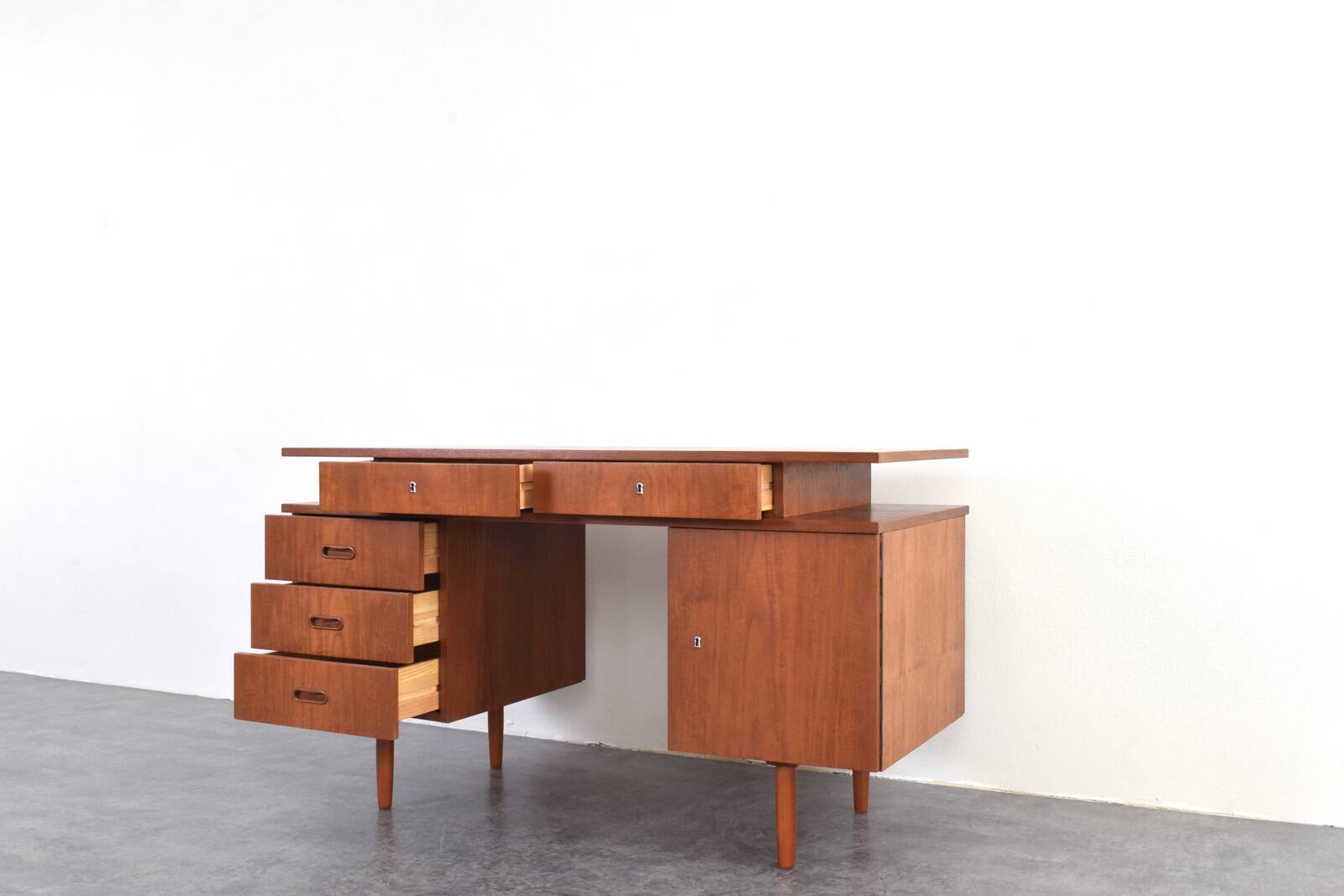 Bureau en teck des années 1960.