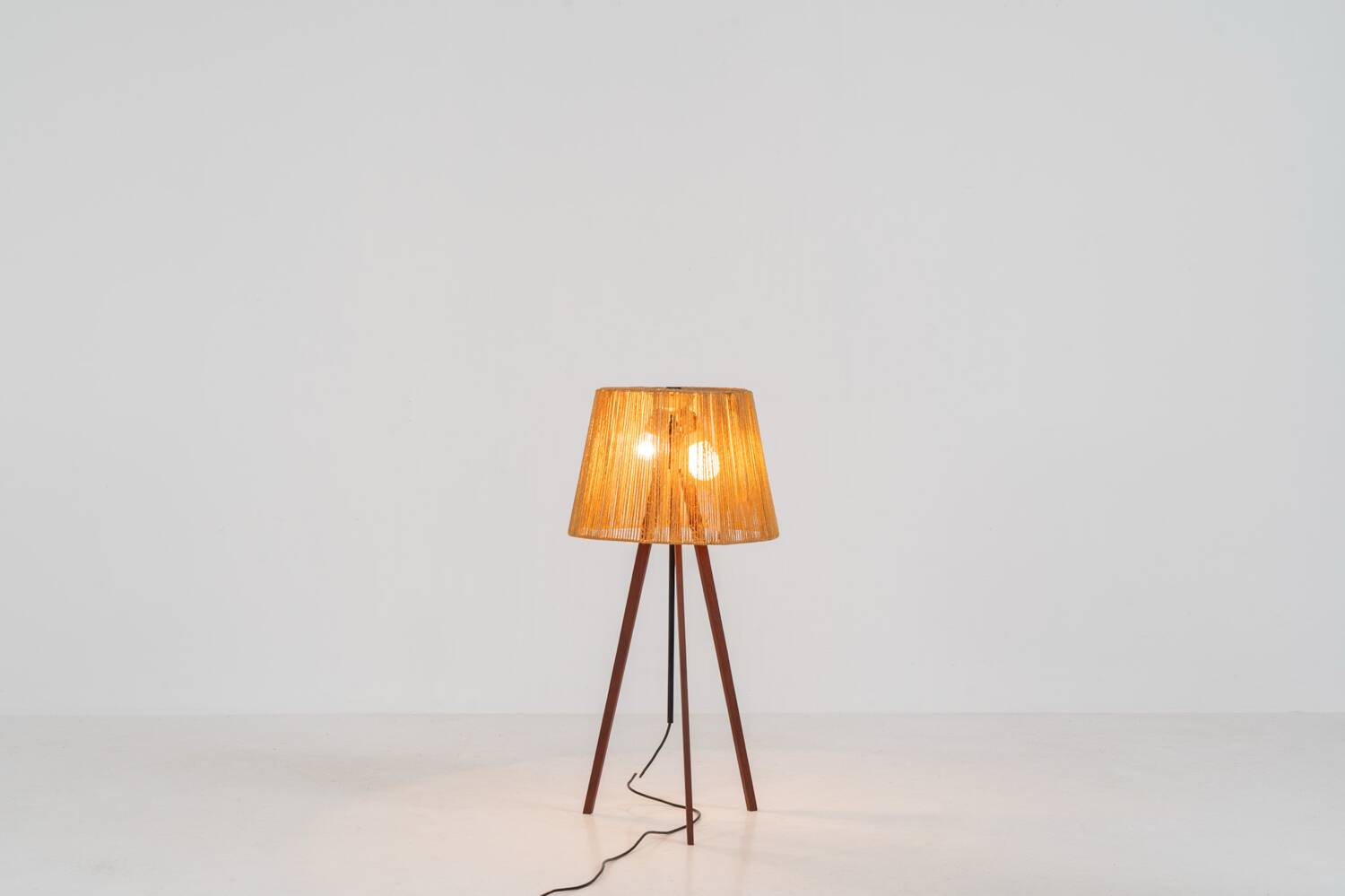 Plancher tripode style Midcentury (Allemagne, années 1950).