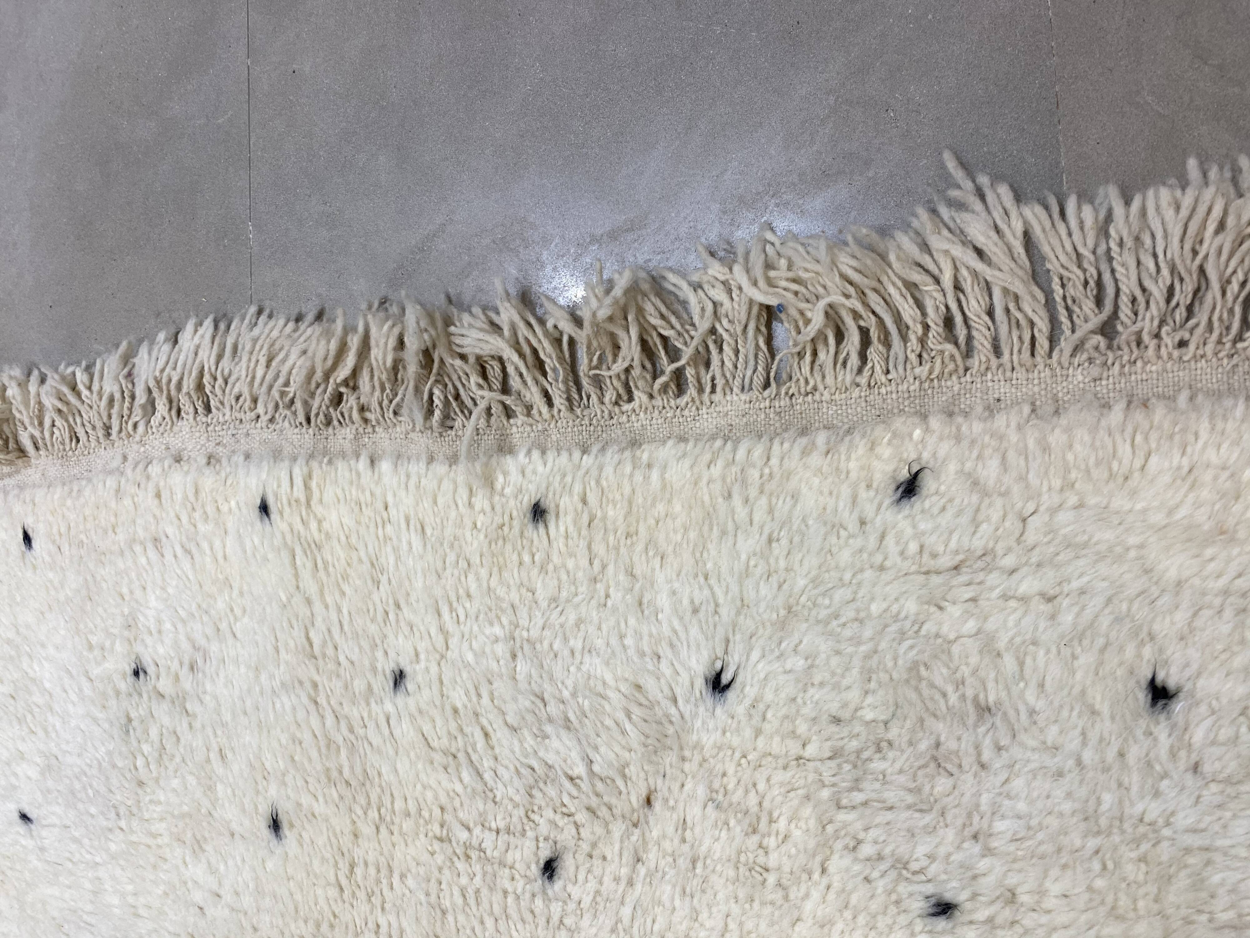 White berbere wool carpet with black dots 200x290cm