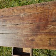 Table en bois avec un tiroir