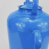 Cruche en métal émaillé bleu.