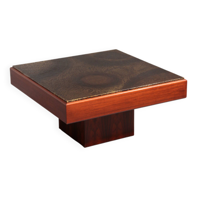 Table basse brutaliste avec plateau en cuivre et base en bois 1970