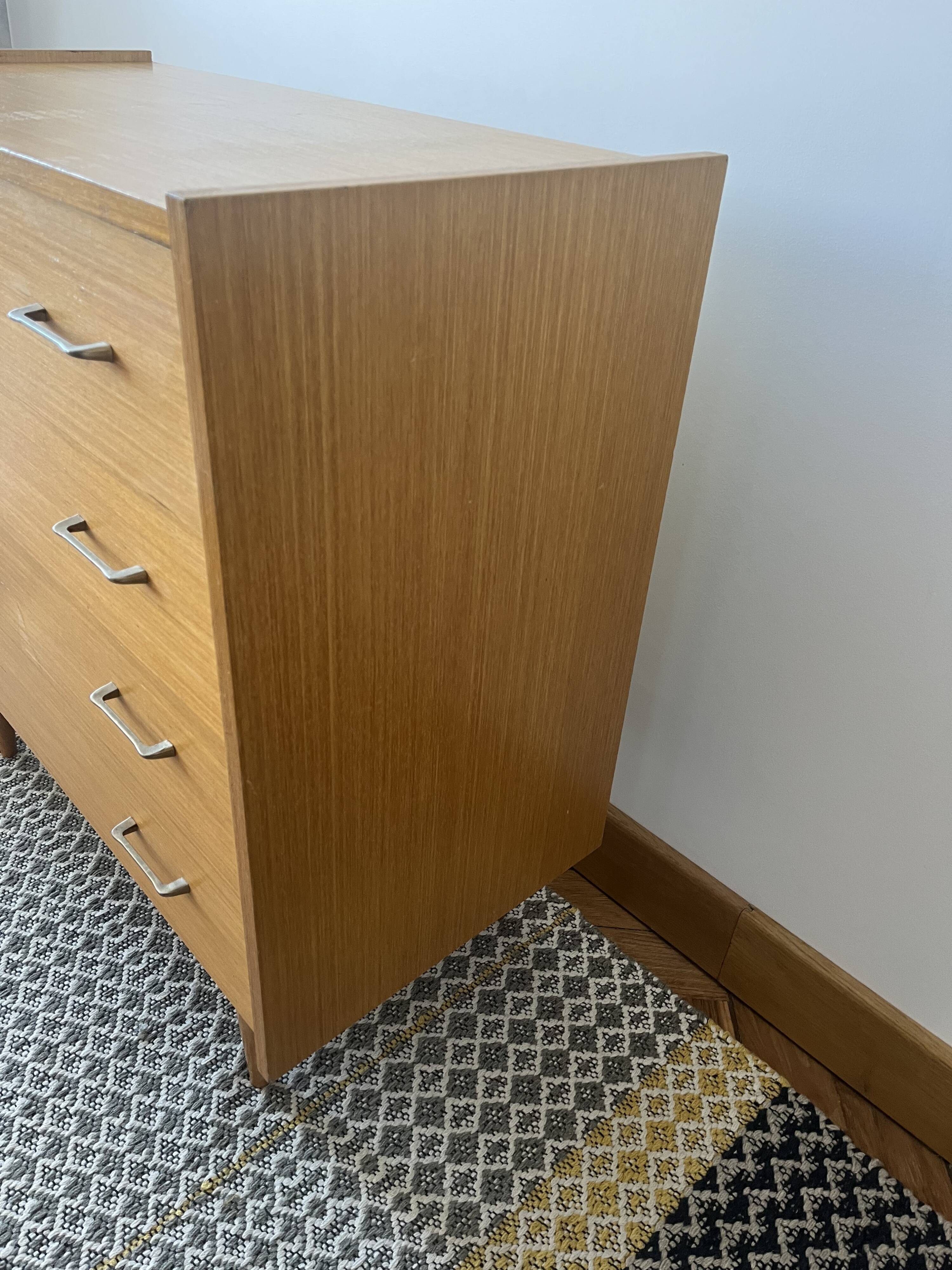 Chest of drawers with spindle feet