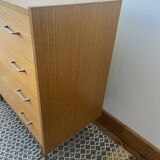 Chest of drawers with spindle feet