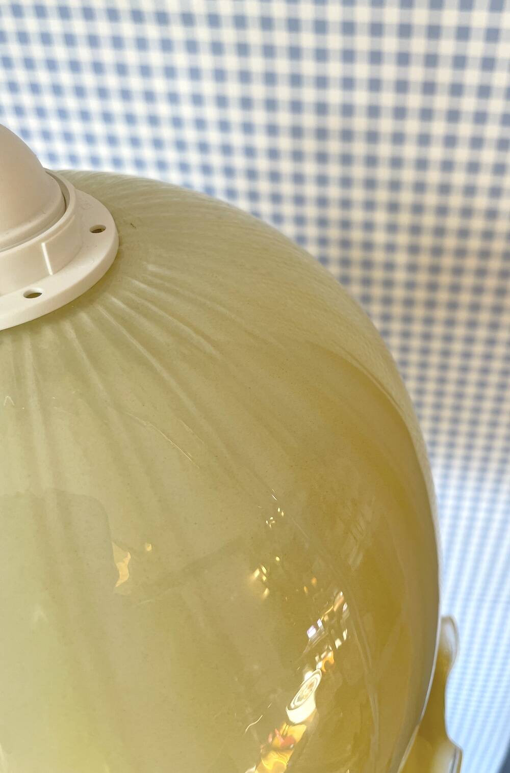 Vintage suspension in striped yellow opaline.