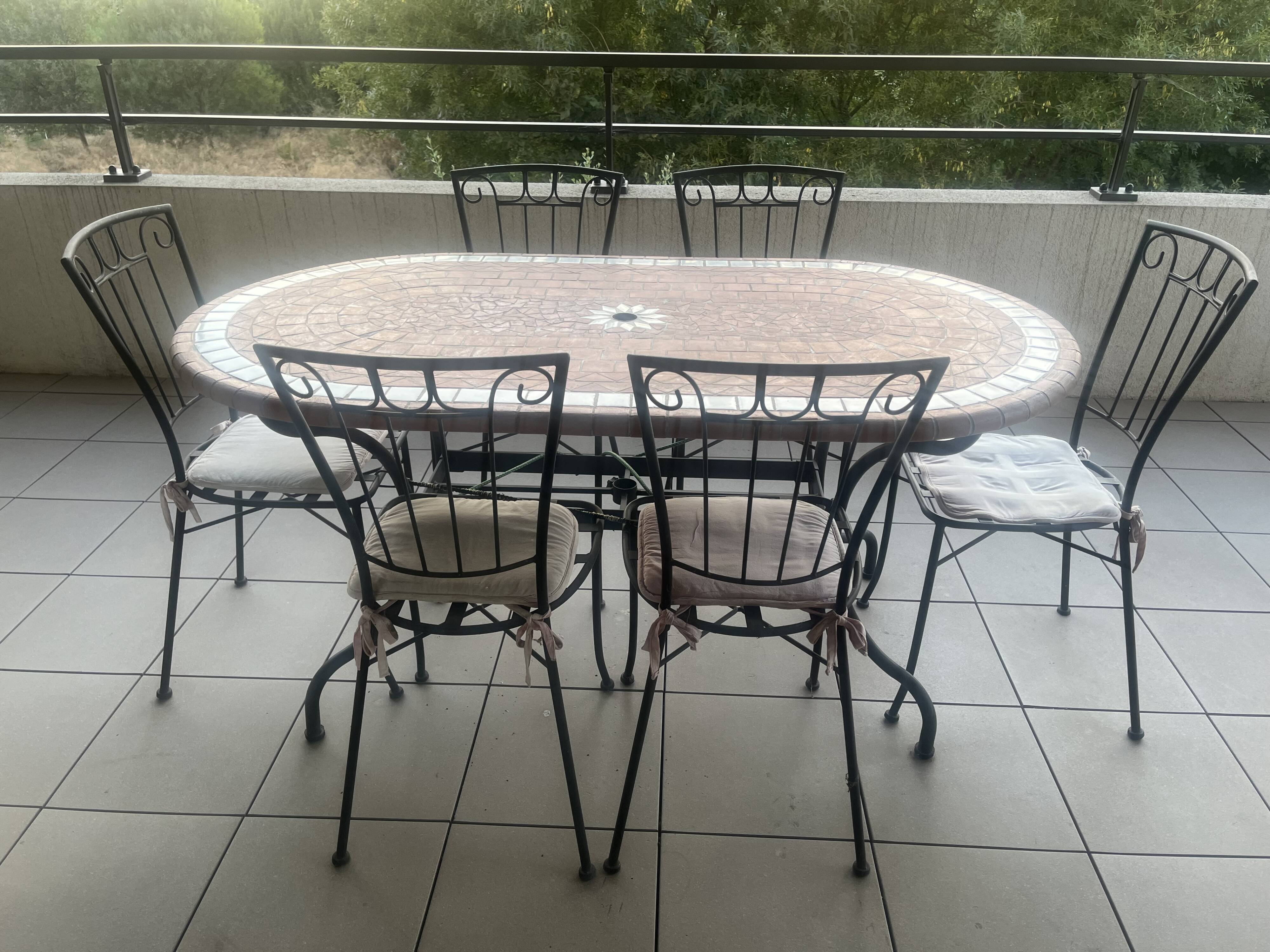 Table ovale en mosaïque et 6 chaises