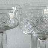 5 verres à pied à cocktail en verre ciselé.