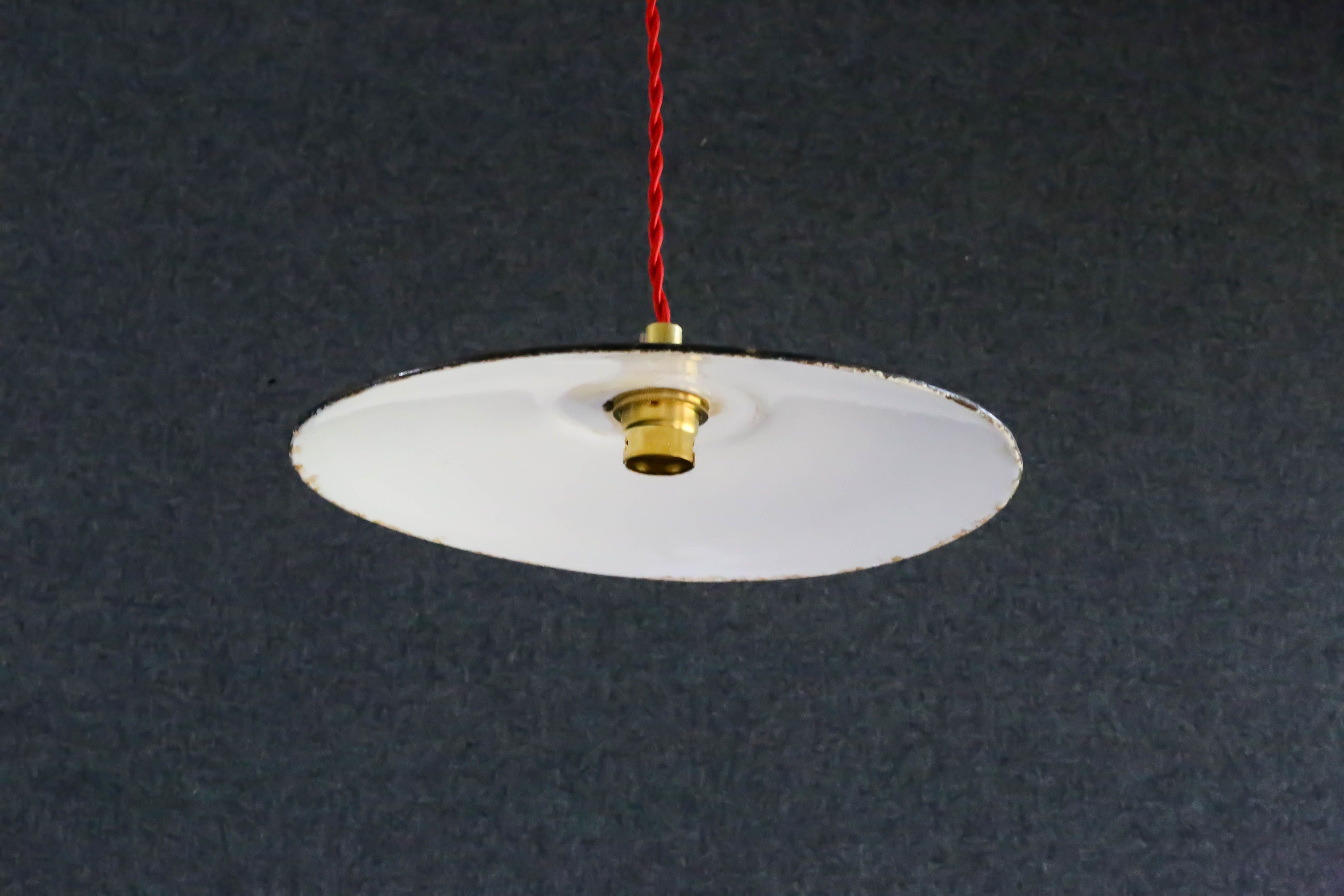 Exterior black enamelled sheet metal suspension delivered with a new socket and red cord