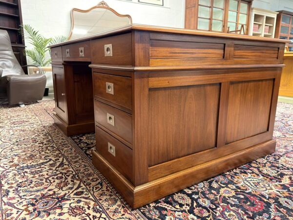 Grand bureau Chesterfield anglais classique Partnerdesk