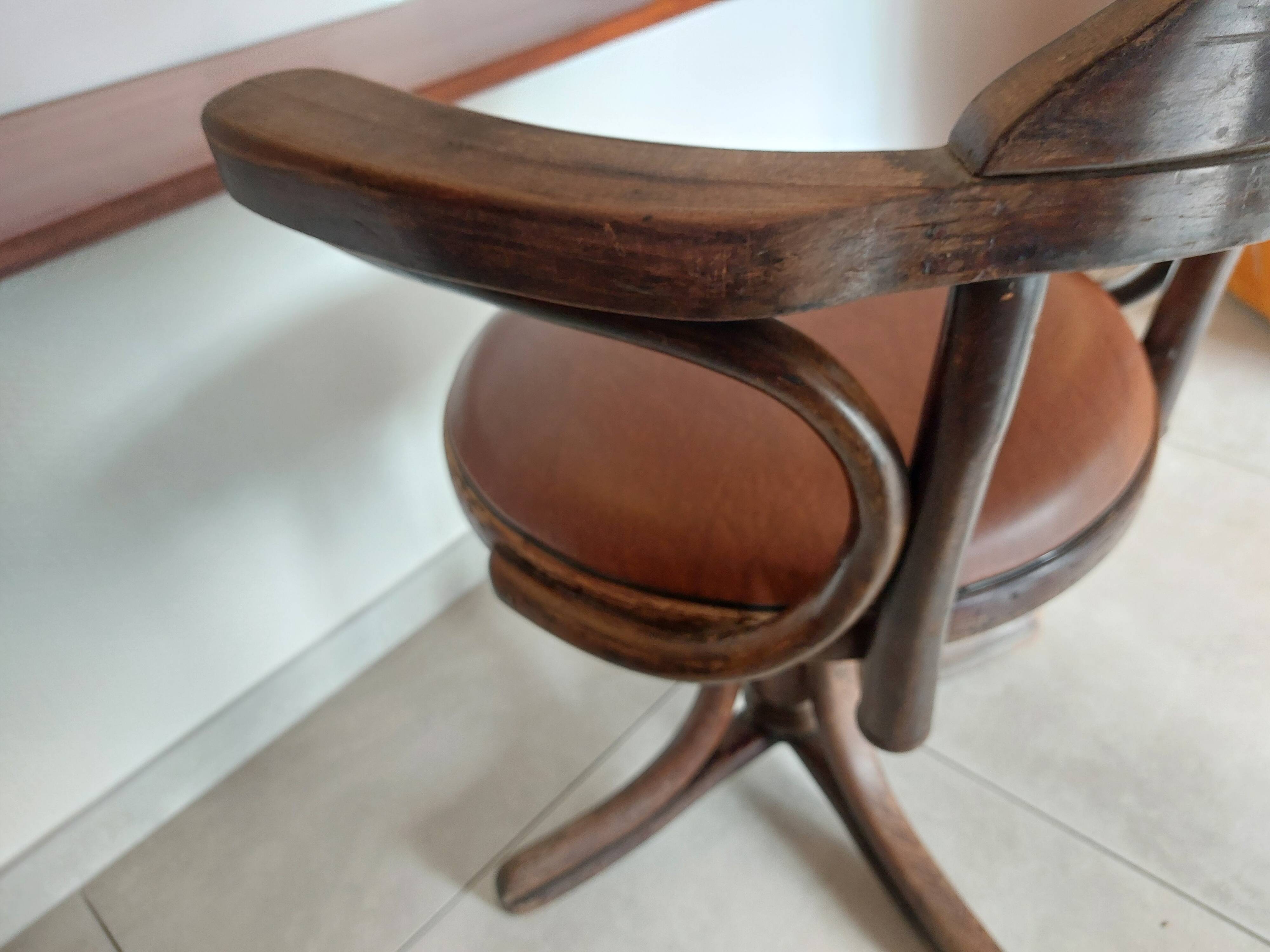 Thonet armchair, swivel, in wood and faux leather.