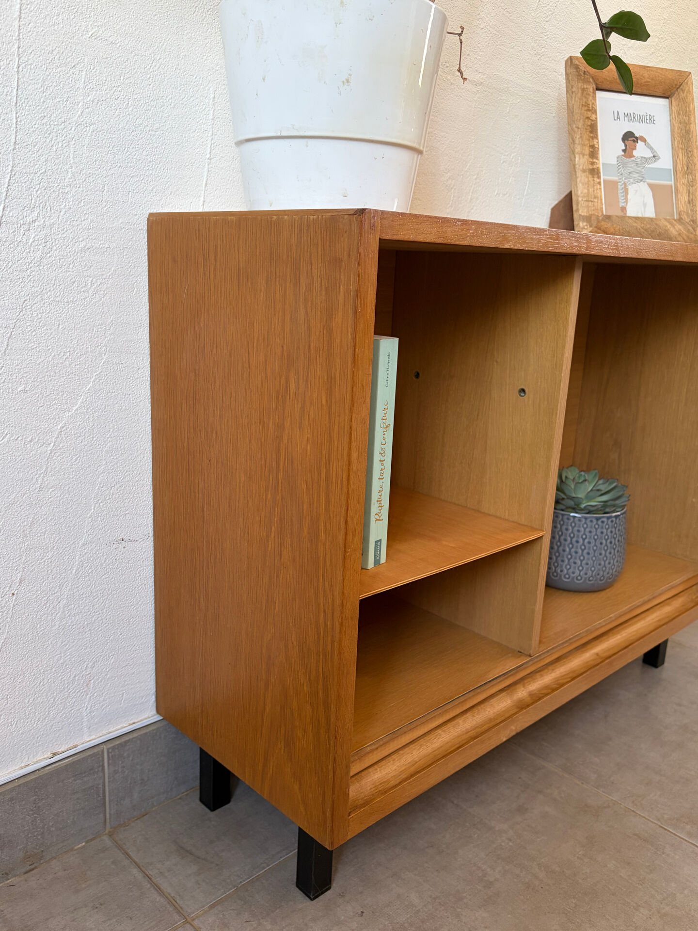 Charming vintage shelf / TV unit