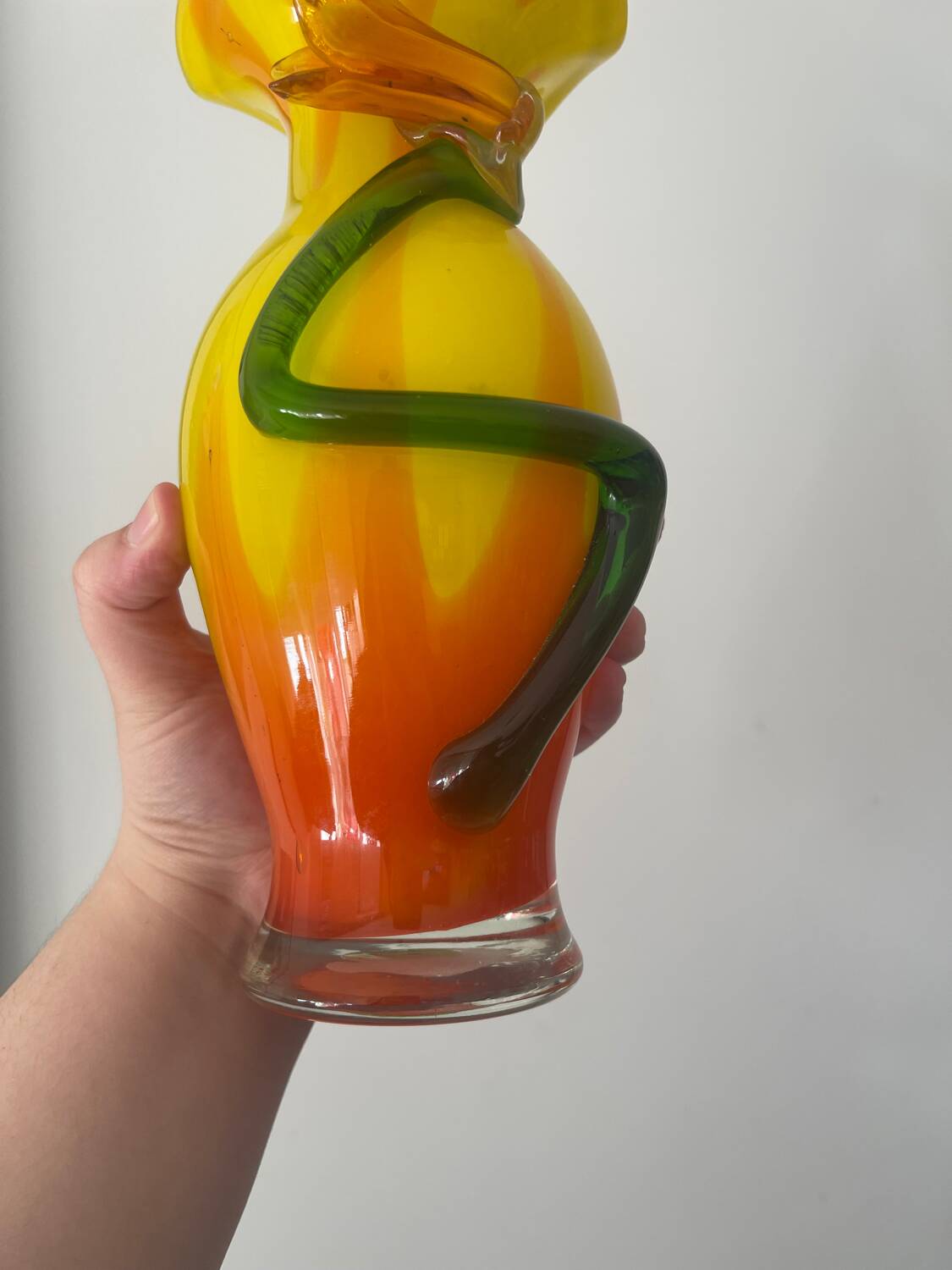 Vase en verre soufflé style Murano à décor de fleur