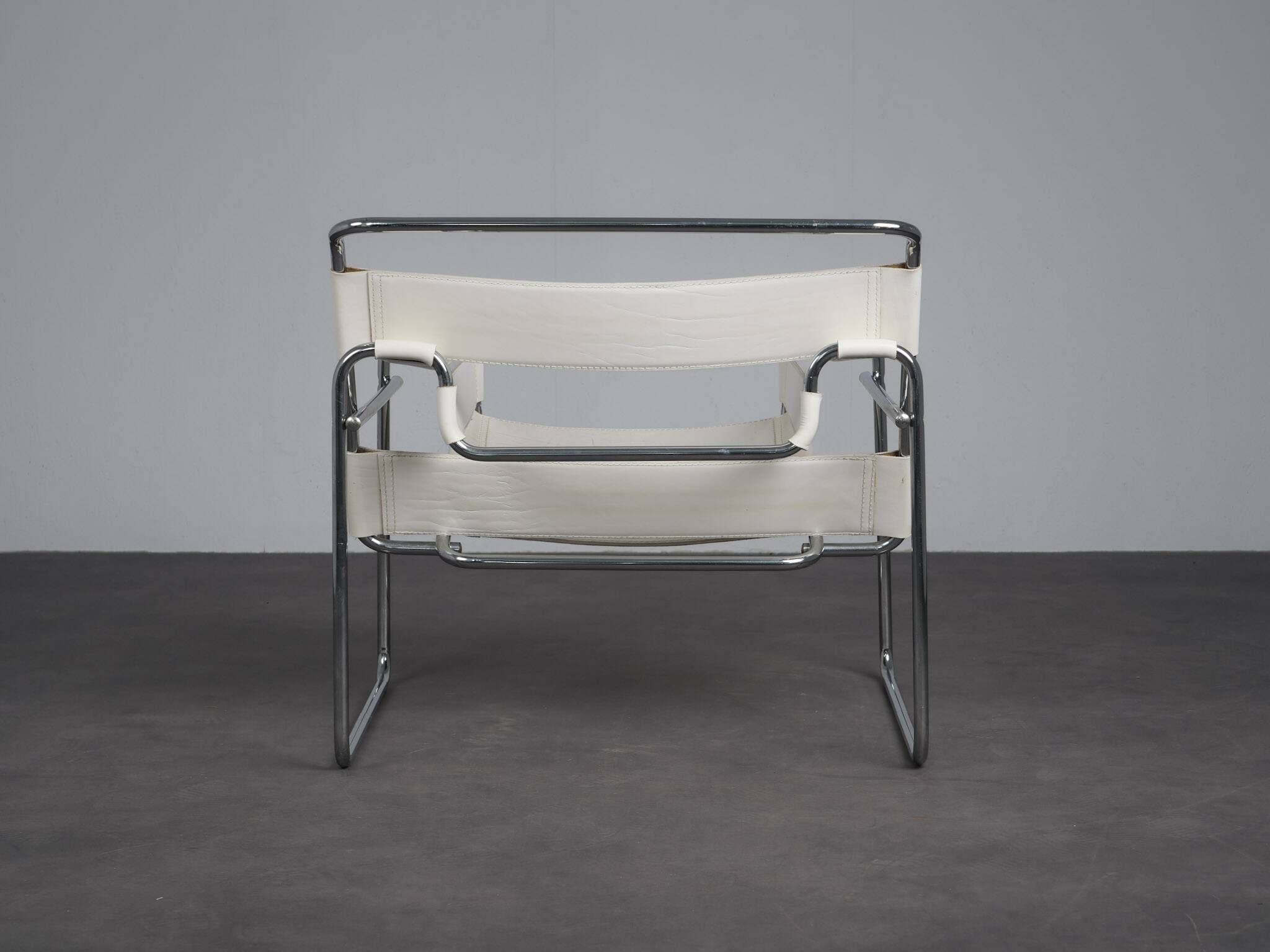 Chaise longue en cuir et acier tubulaire dans le style Bauhaus, Italie, années 1990.