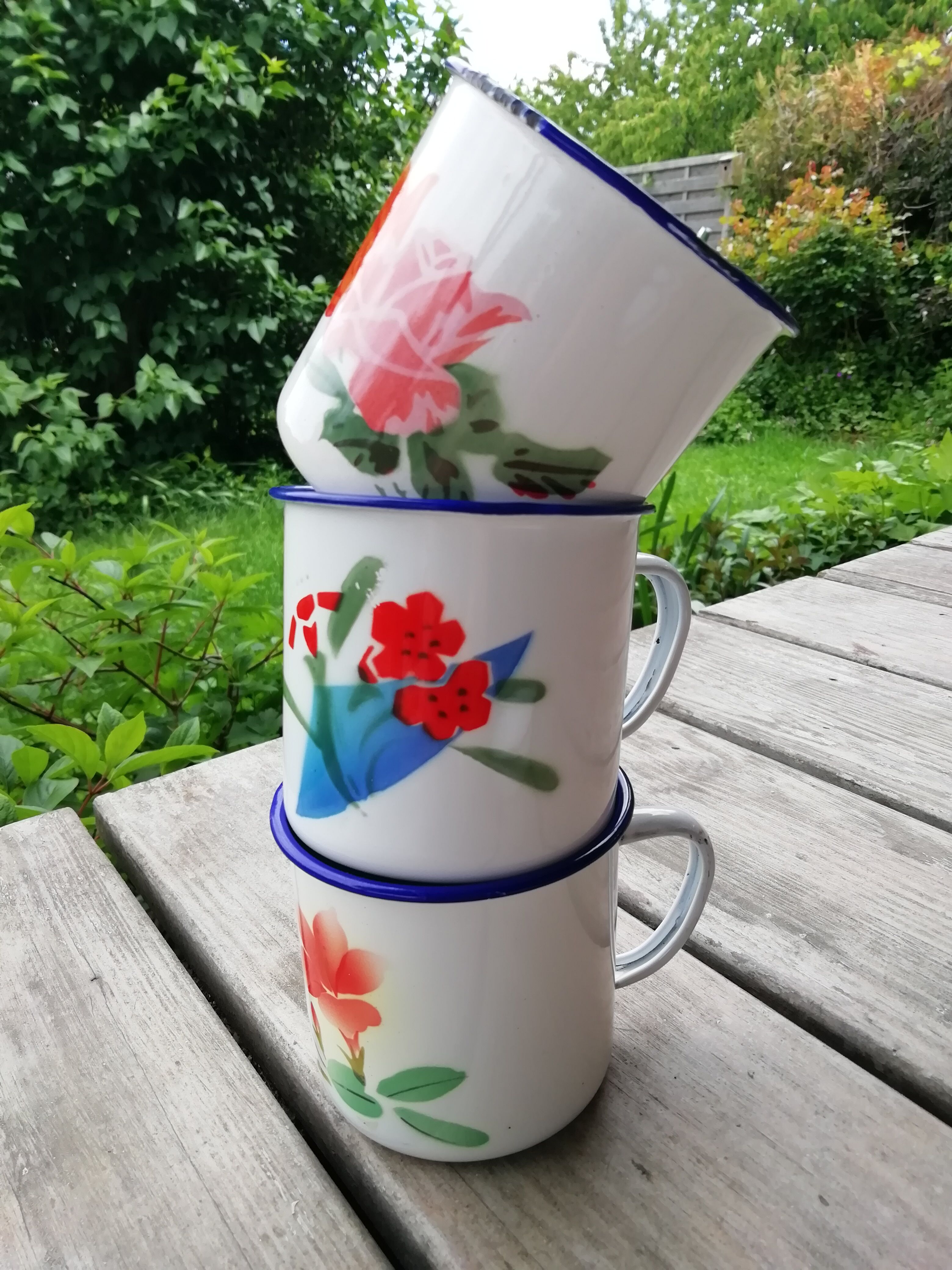 Set of cups and enamelled plate