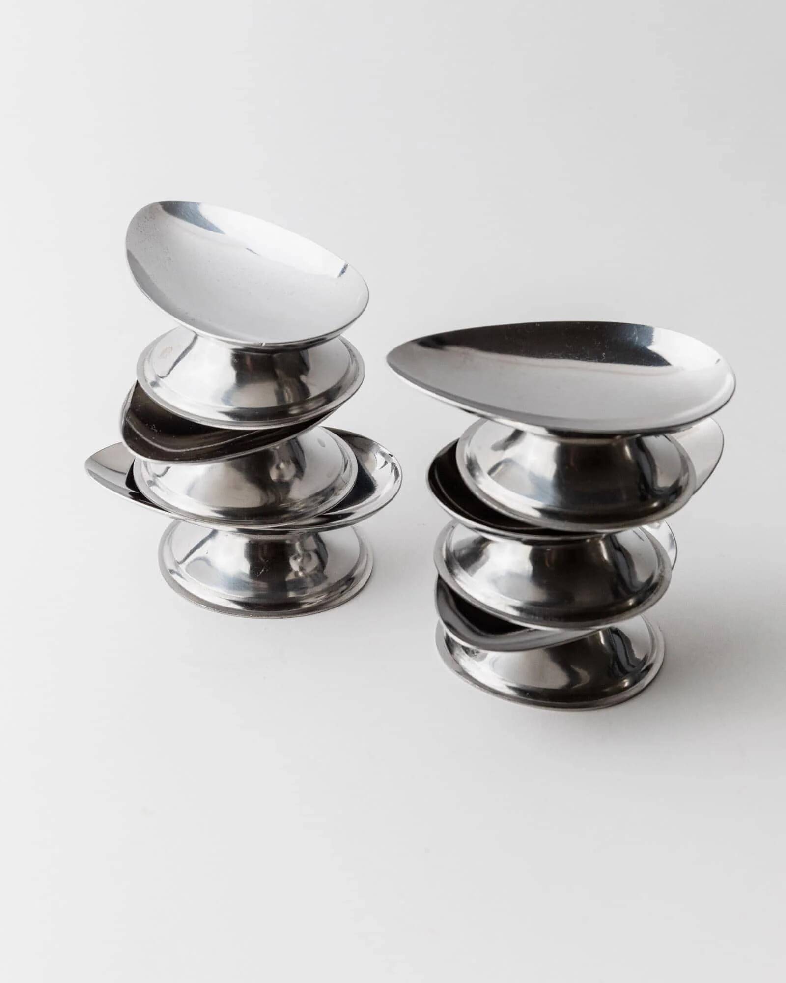 Lot of 6 vintage stainless steel bowls, 1970s, egg-shaped design.