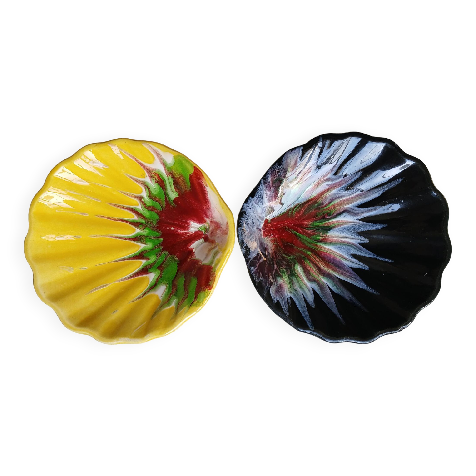 Set of 2 painted ceramic shell cups