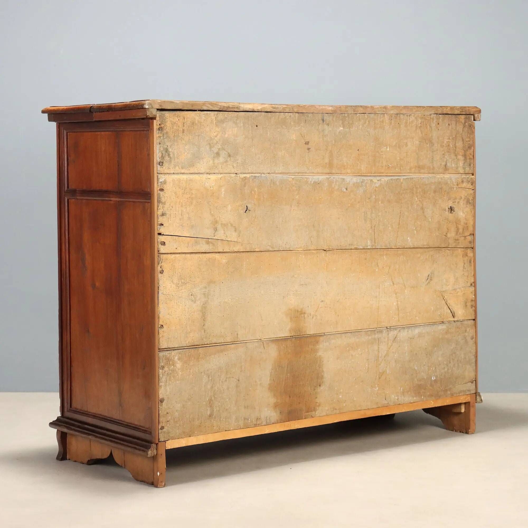 Antique baroque walnut chest of drawers with 4 drawers, 17th century.