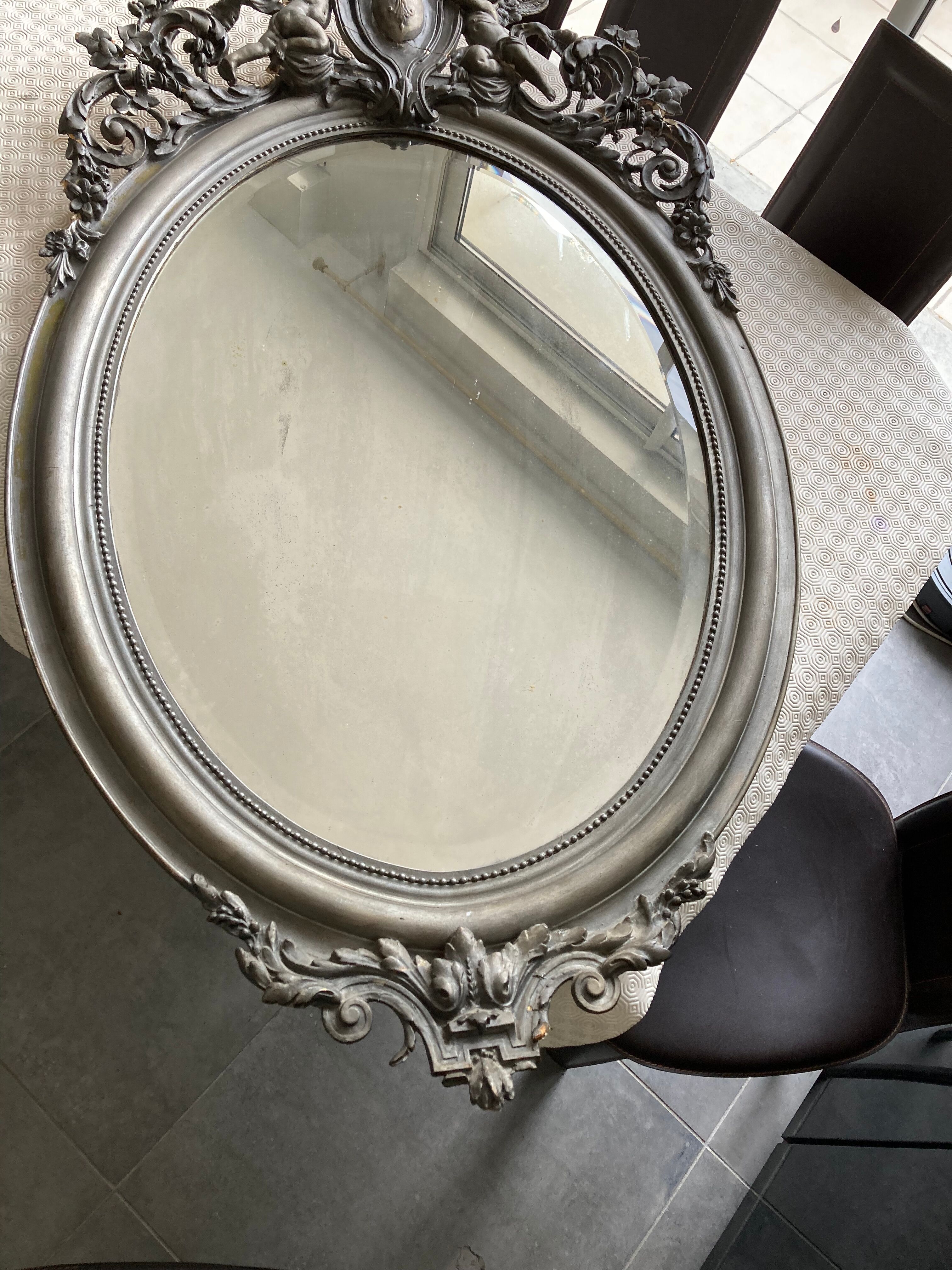 Miroir ovale biseaute  en bois et stuc