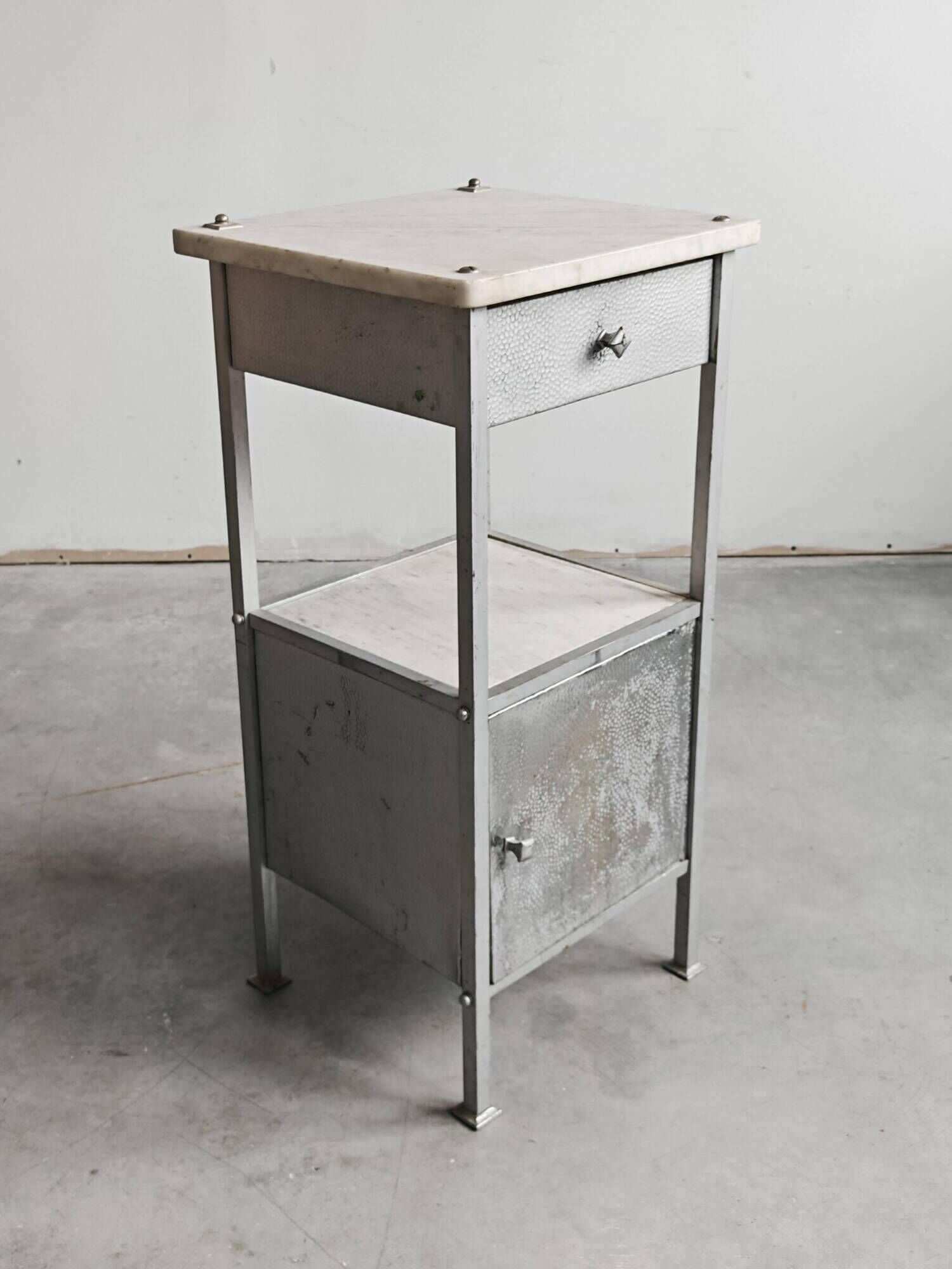 Secessionist furniture in marble and nickel-plated brass