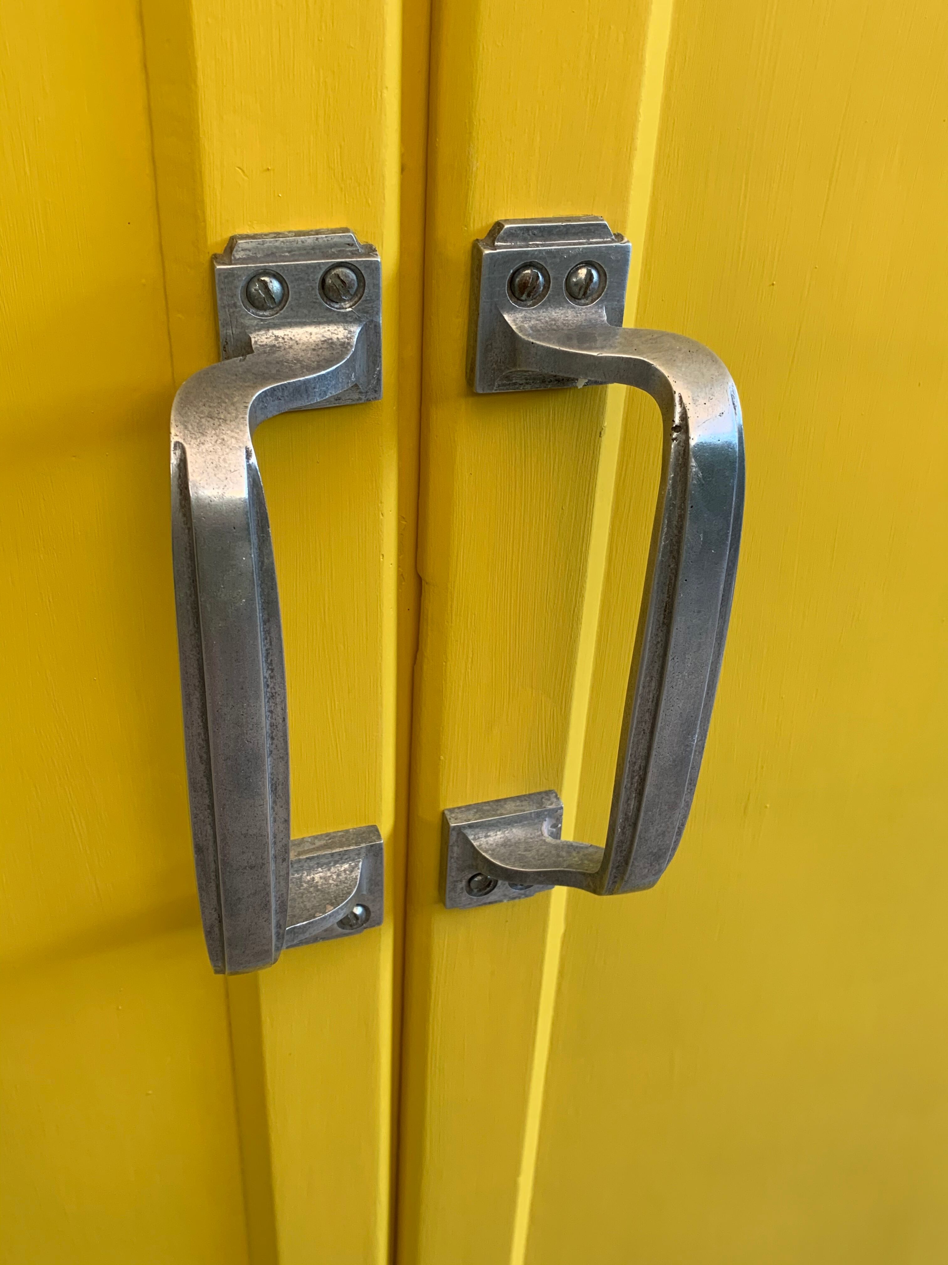 Armoire parisienne jaune poudrée 1950