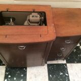 Meuble avec machine à coudre