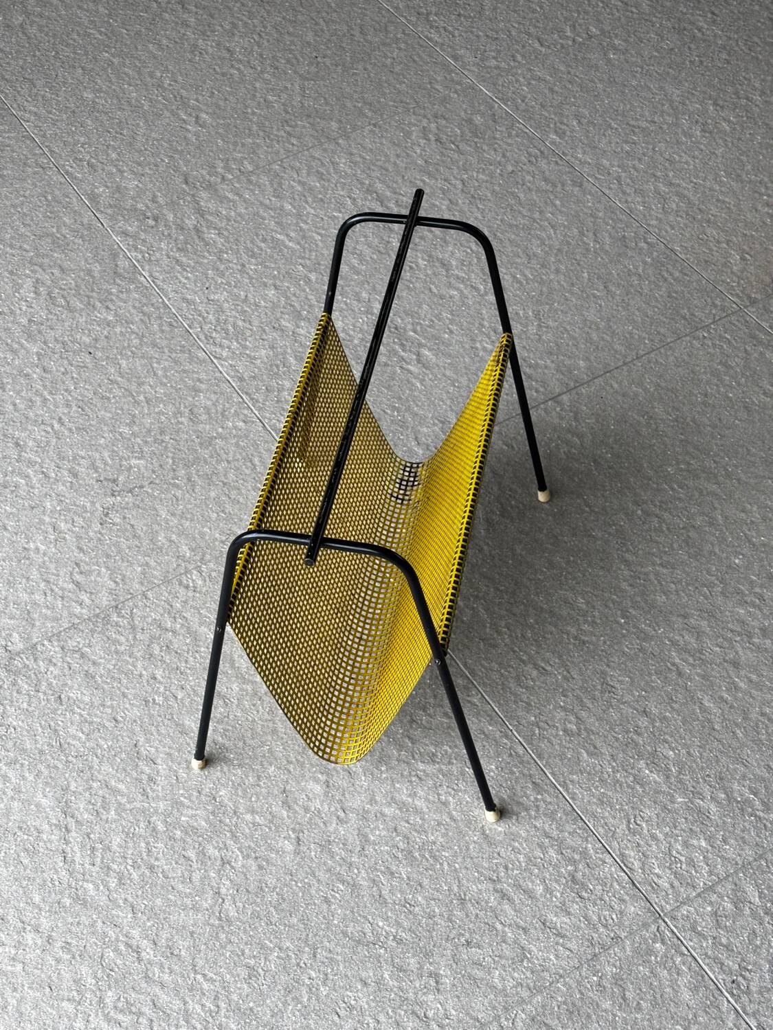 Pilastro magazine rack by Tjerk Reijenga – black metal and yellow mesh