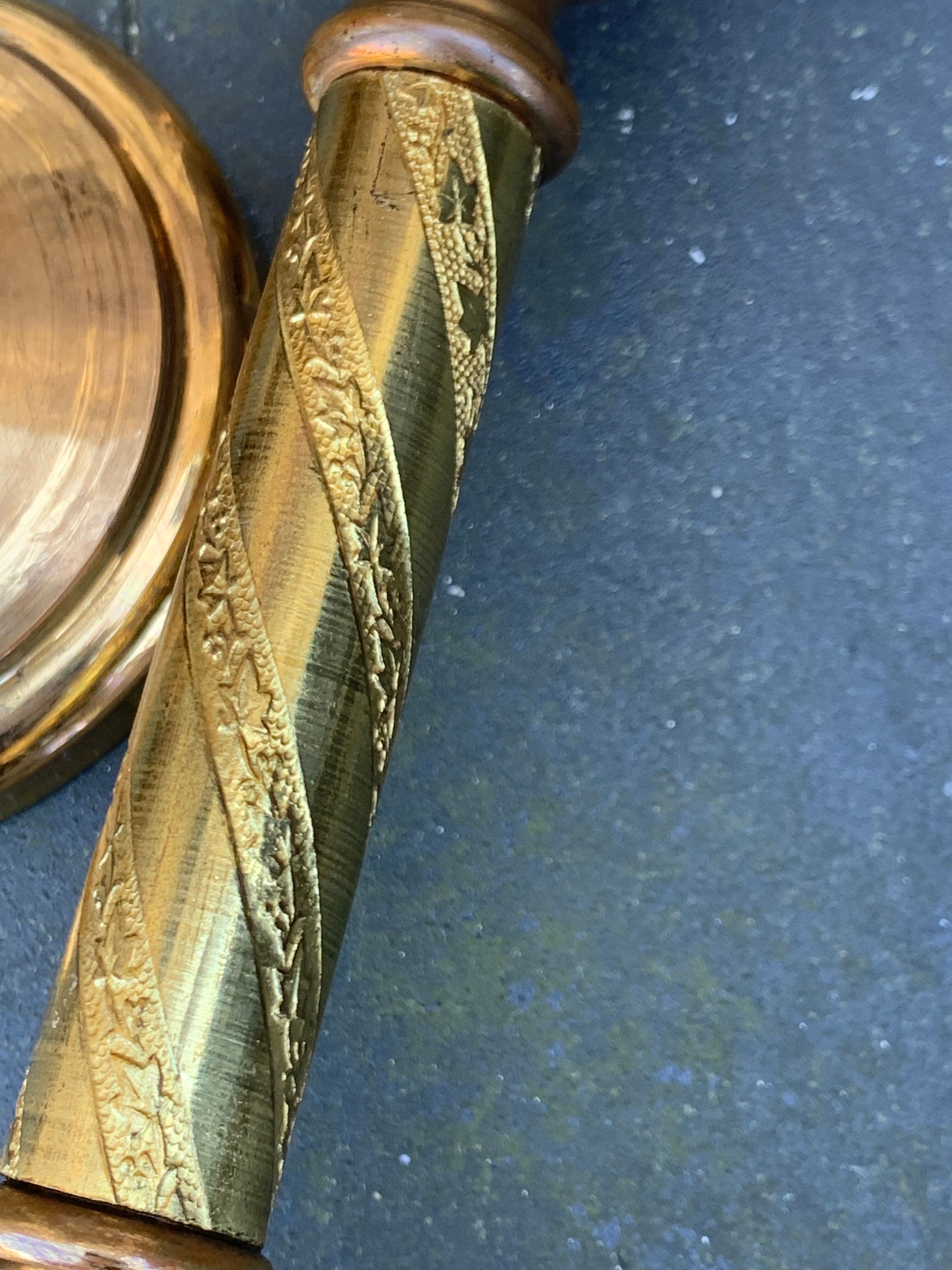 Set of two candlesticks in brass dore, pattern of ivy leaves chiseles on the columns, vintage