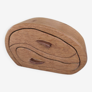 Boite en bois sculpté en forme de petit meuble - fait main