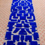 Tapis marocain berbère de couloir bleu Klein à reliefs