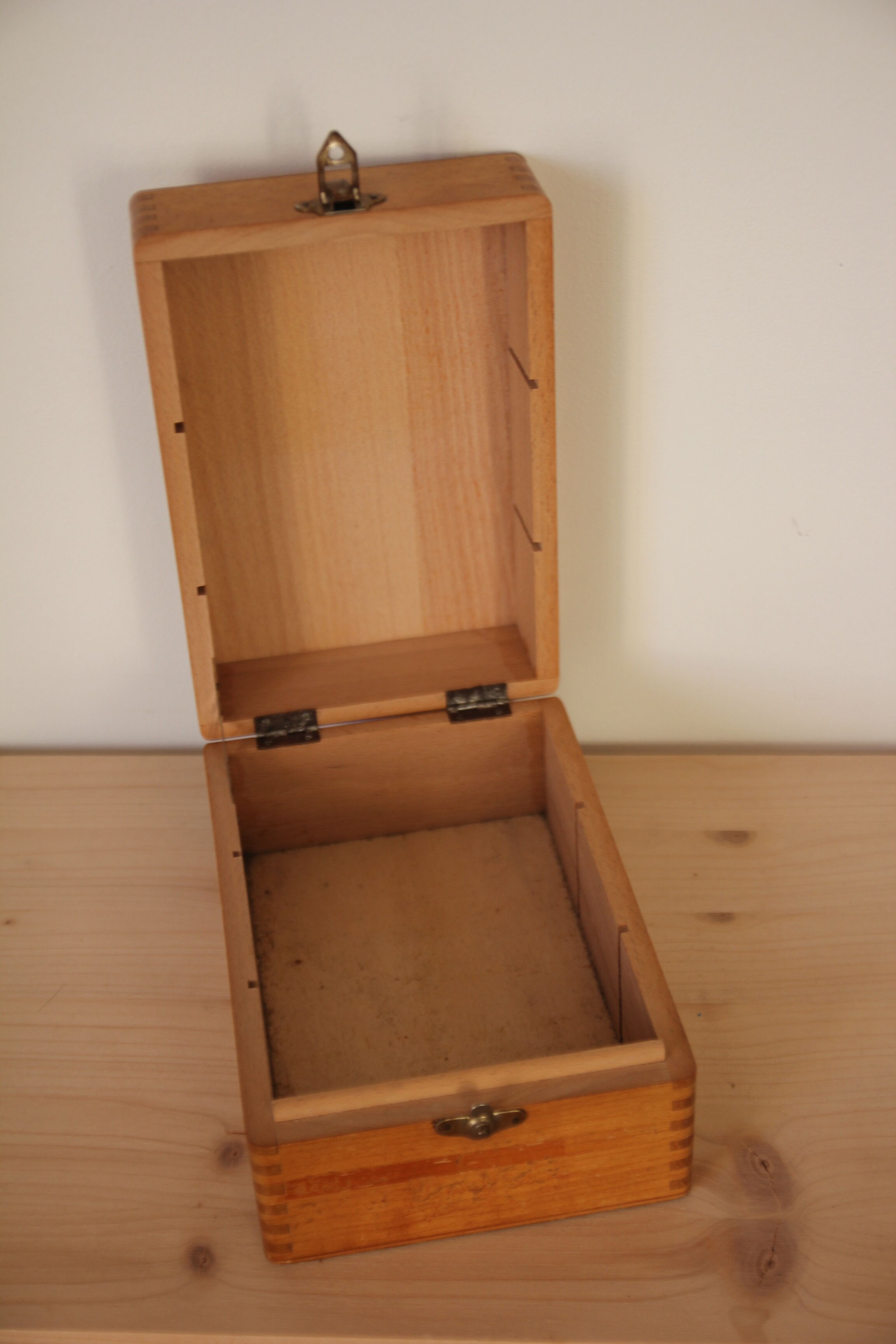 Wooden plug box