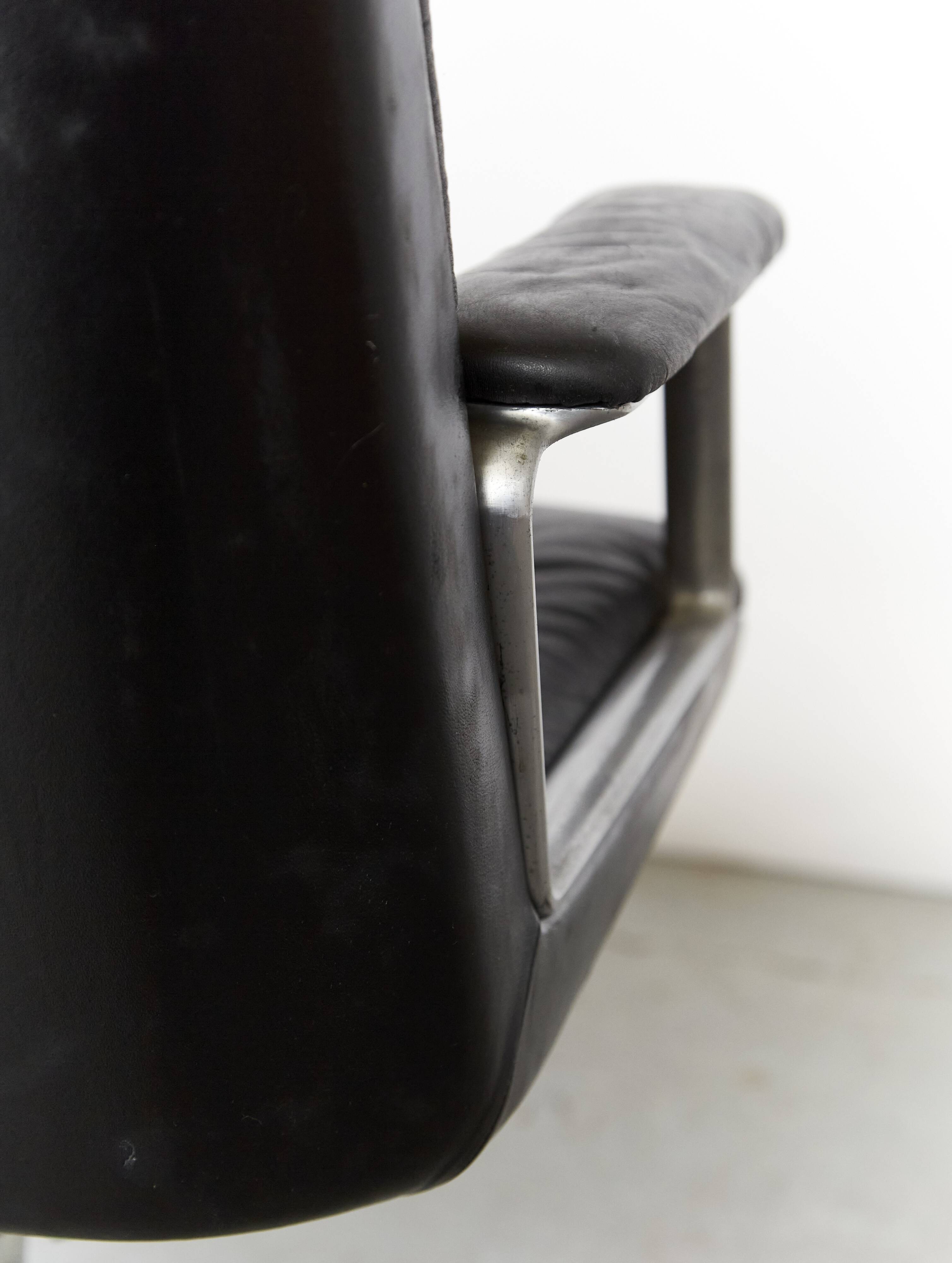 Osvaldo Borsani swivel Chair P125 for Tecno Milano