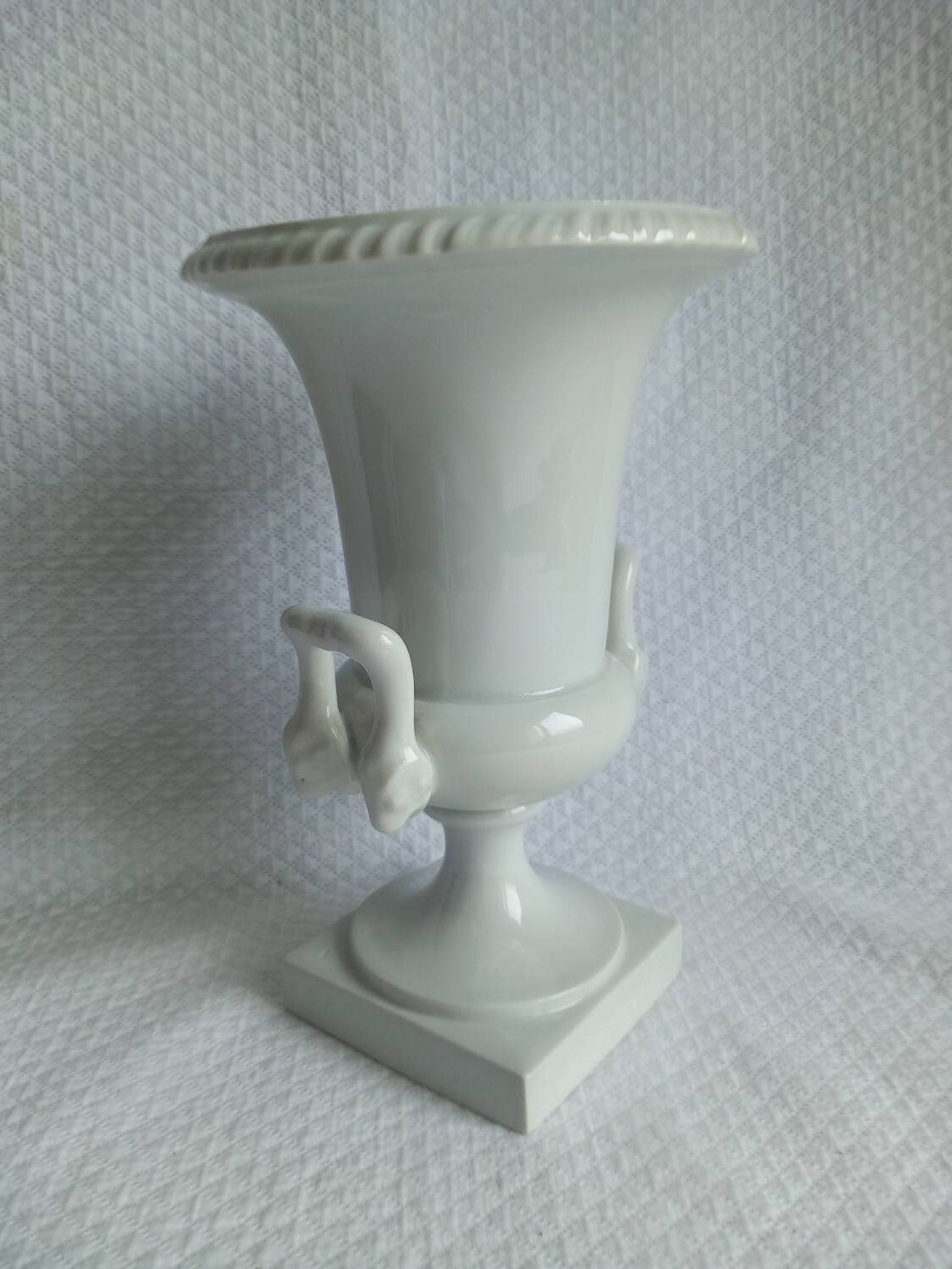 Ancien Vase Médicis en porcelaine blanche – style néoclassique –XIXᵉ