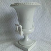 Ancien Vase Médicis en porcelaine blanche – style néoclassique –XIXᵉ