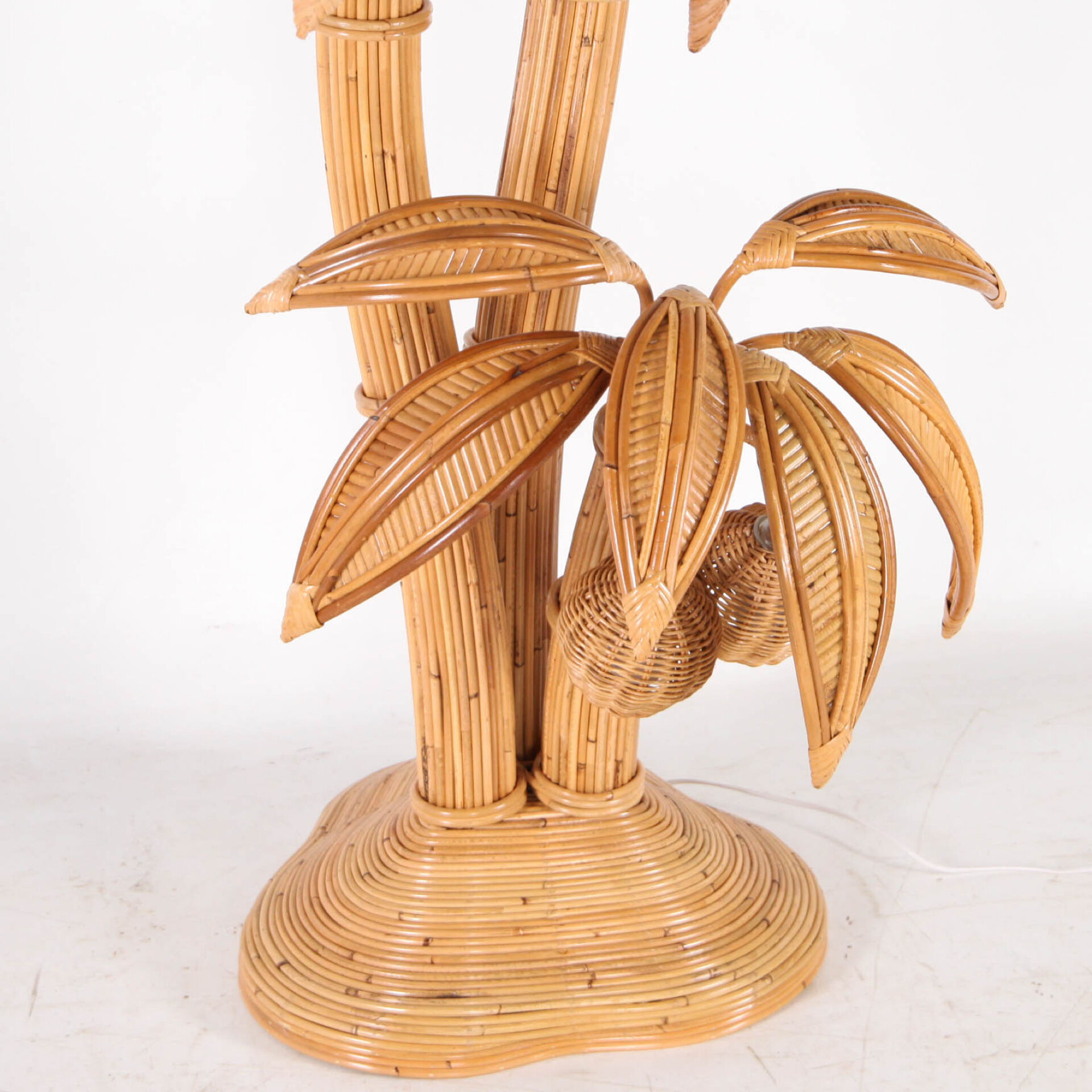 Lampadaire « palmier-cocotier » en rotin