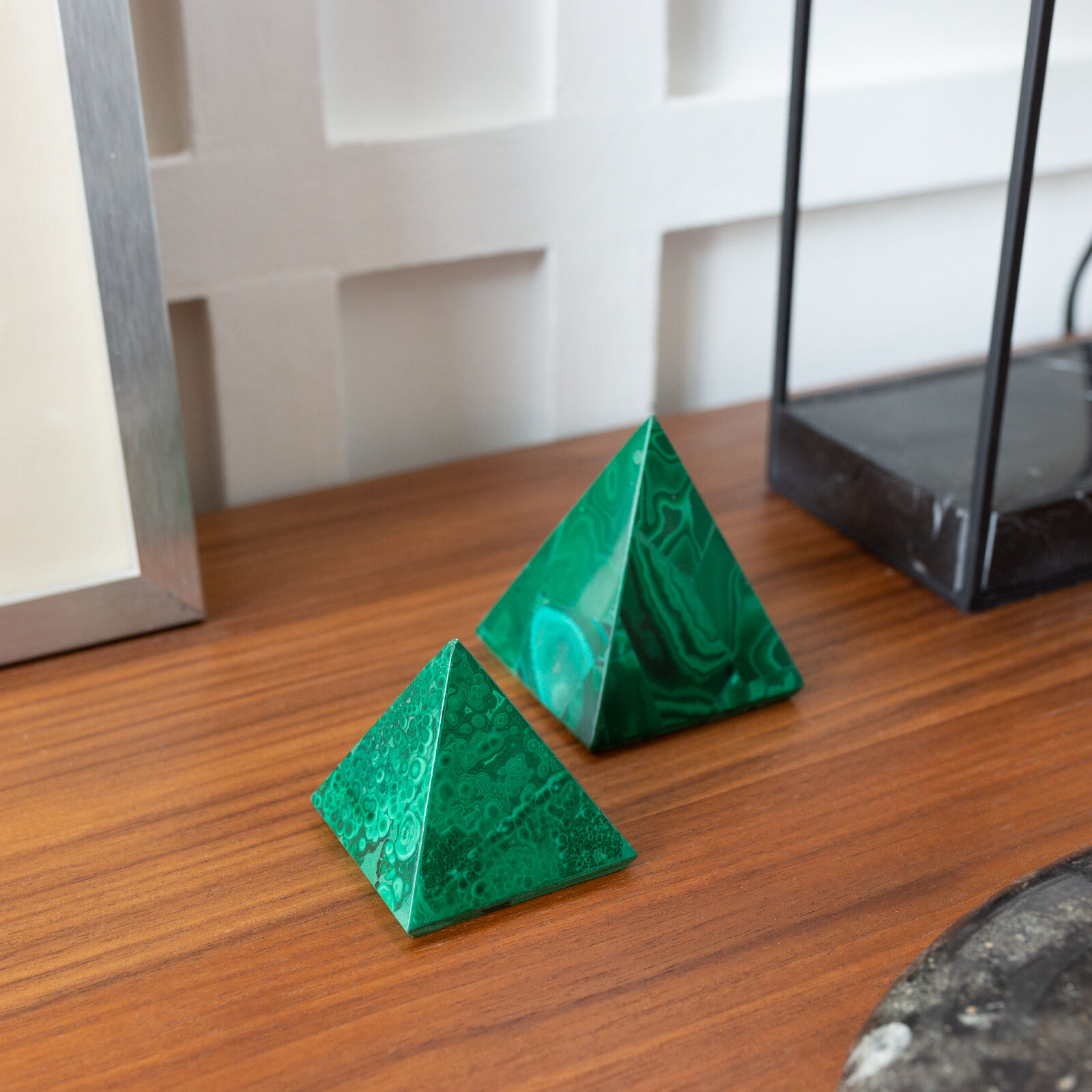 Paire de pyramides en malachite vert