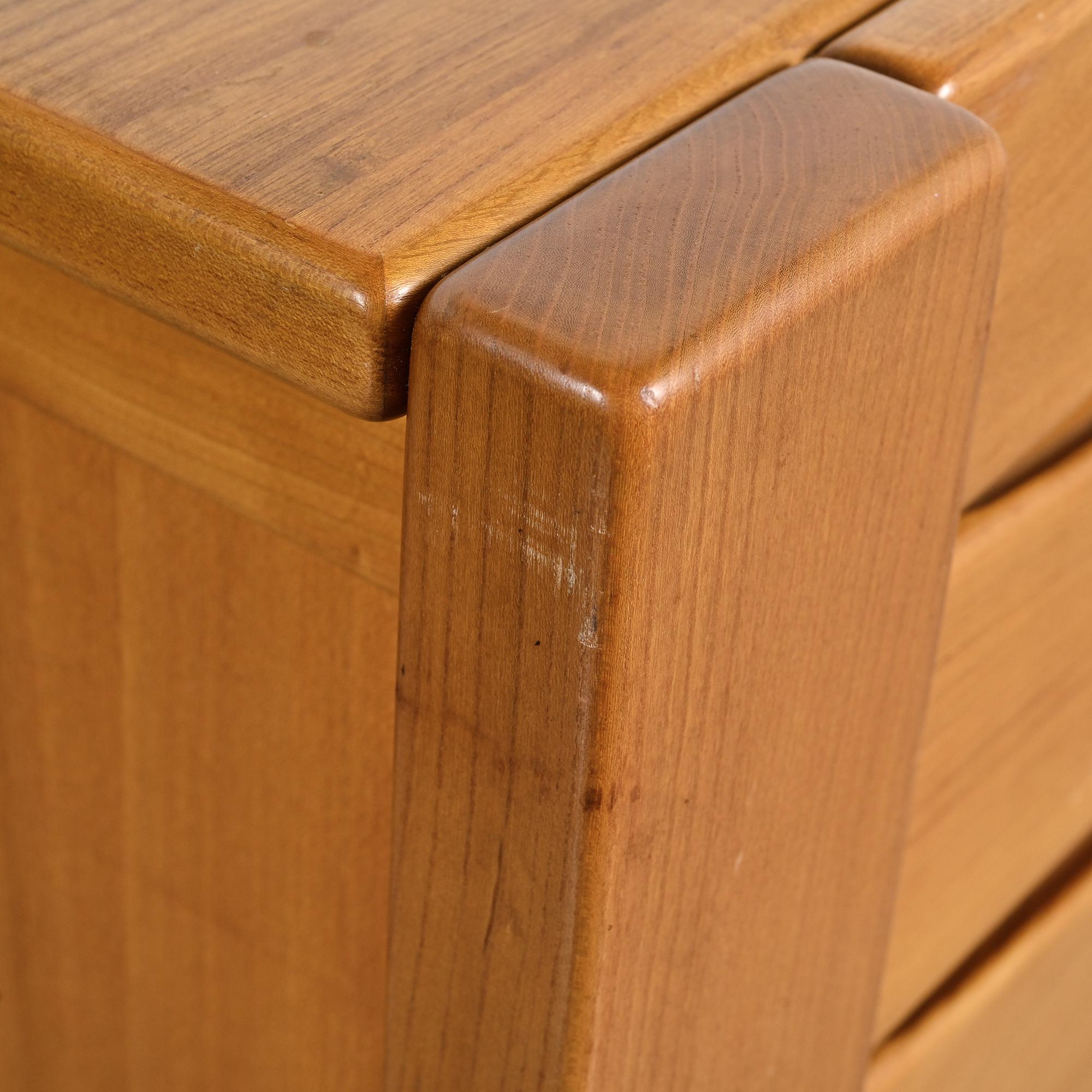Commode en orme massif, Maison Regain