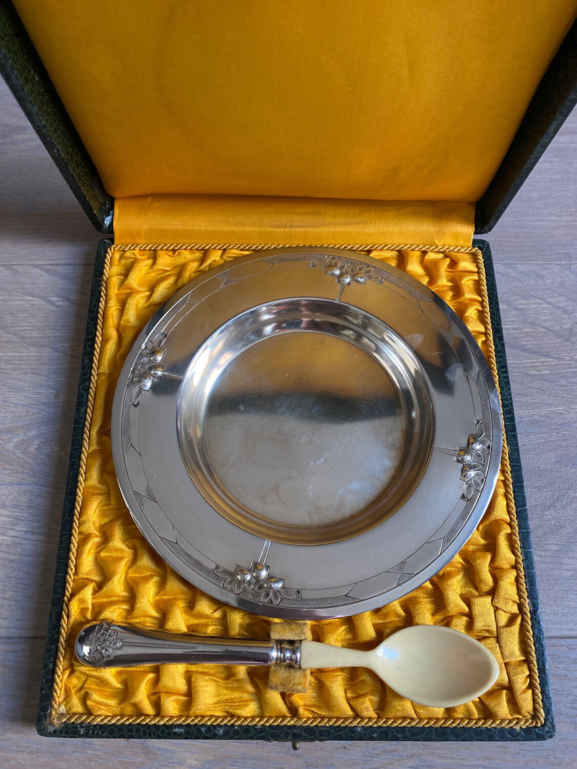 Porridge plate and spoon in silver metal