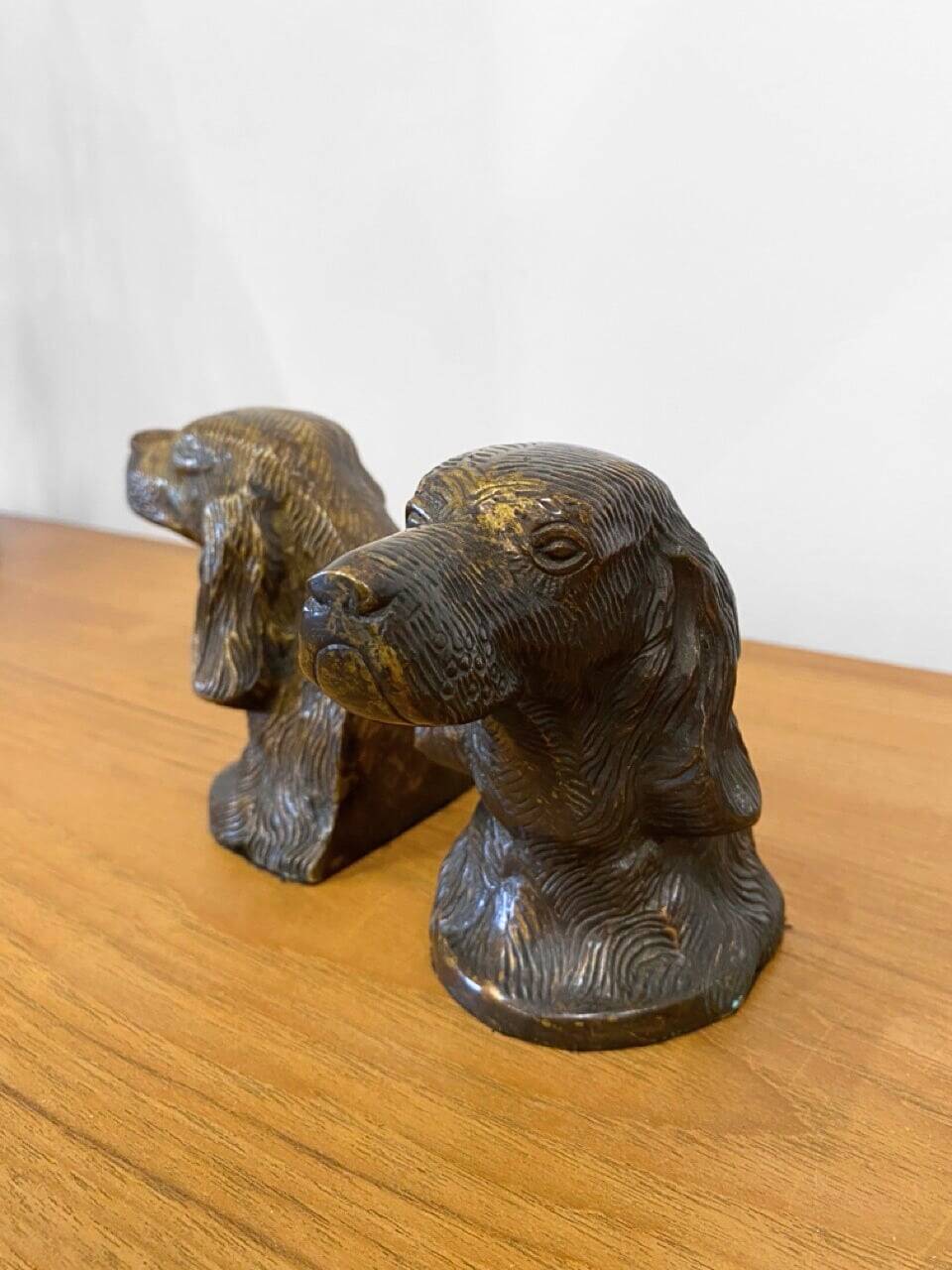 Paire de serre-livres anciens “Chiens de chasse” en bronze