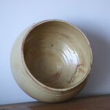 Vase boule en grès vernissé jaune pâle