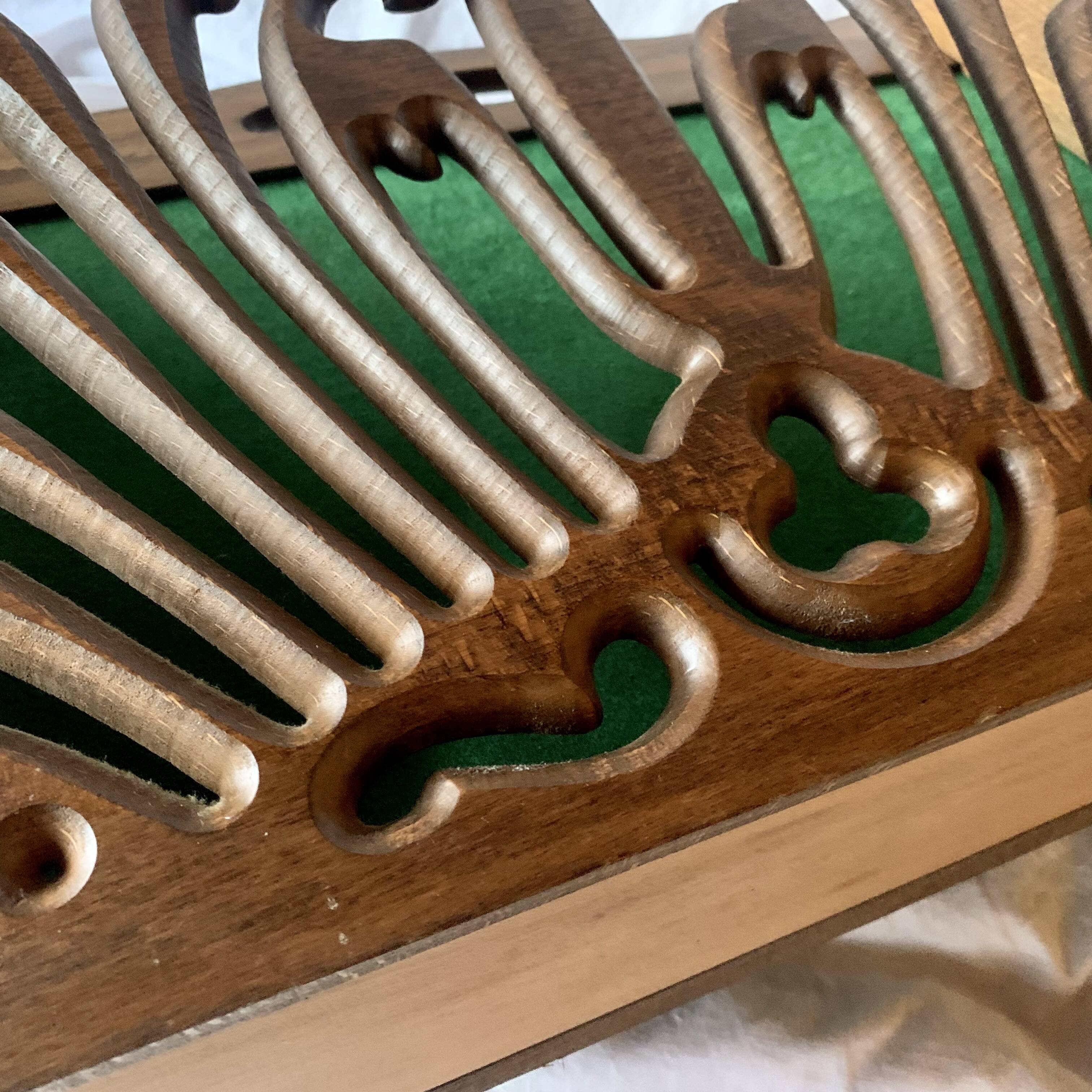 Porte-revue vintage en bois sculpté