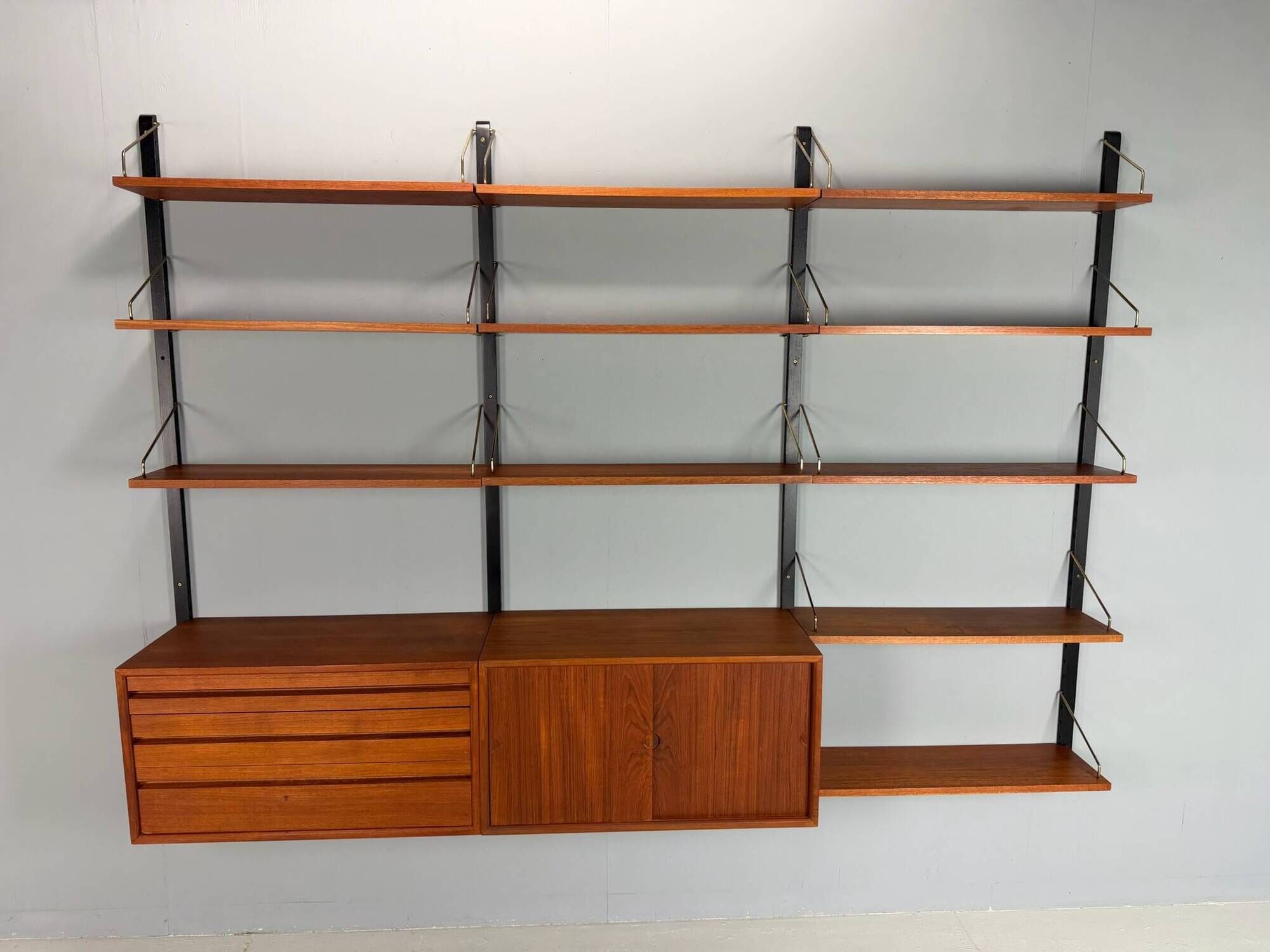 Modular wall shelf in teak in mid-century modern style, designed by Poul Cadovius for Cado, 1960.