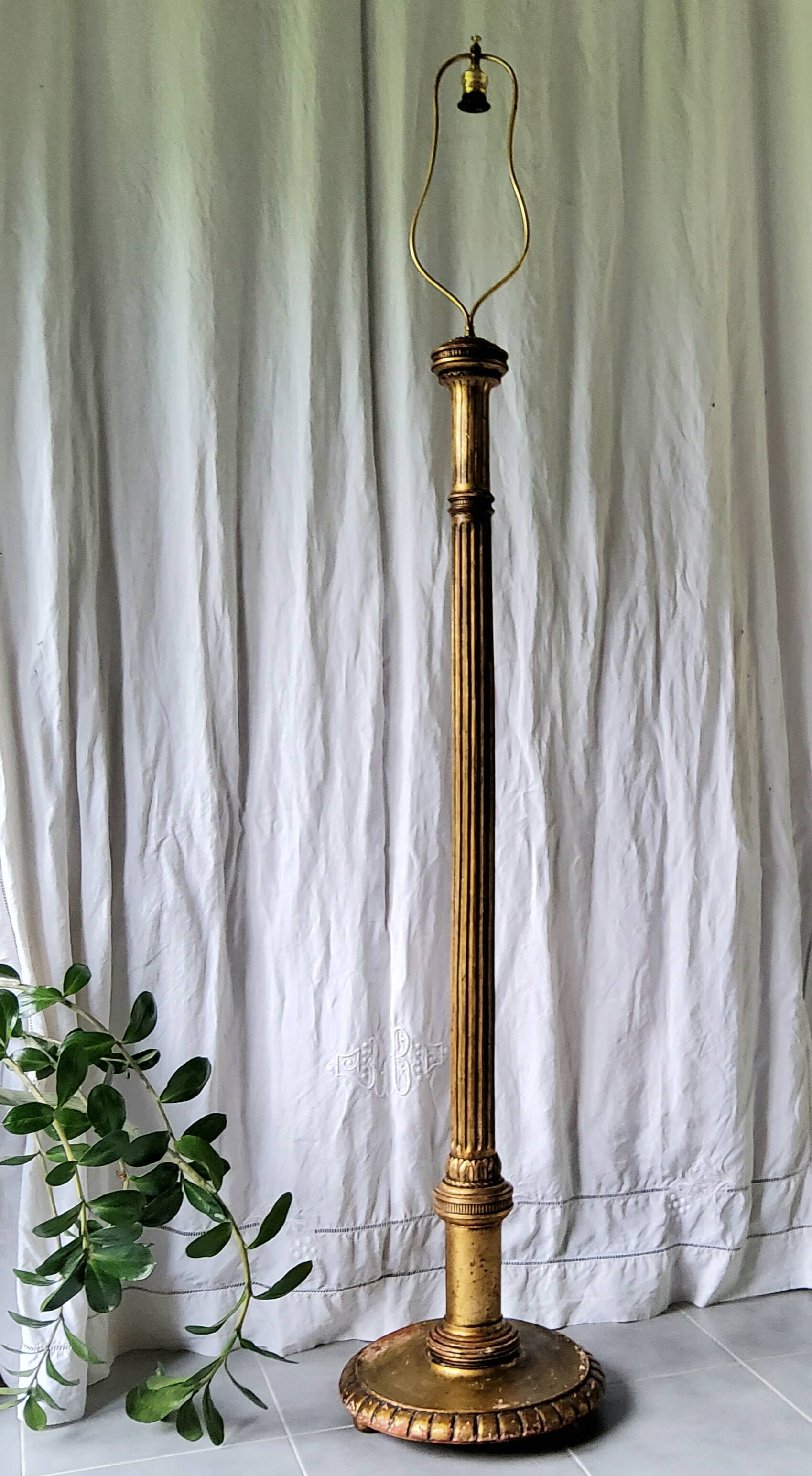Lampadaire en bois doré